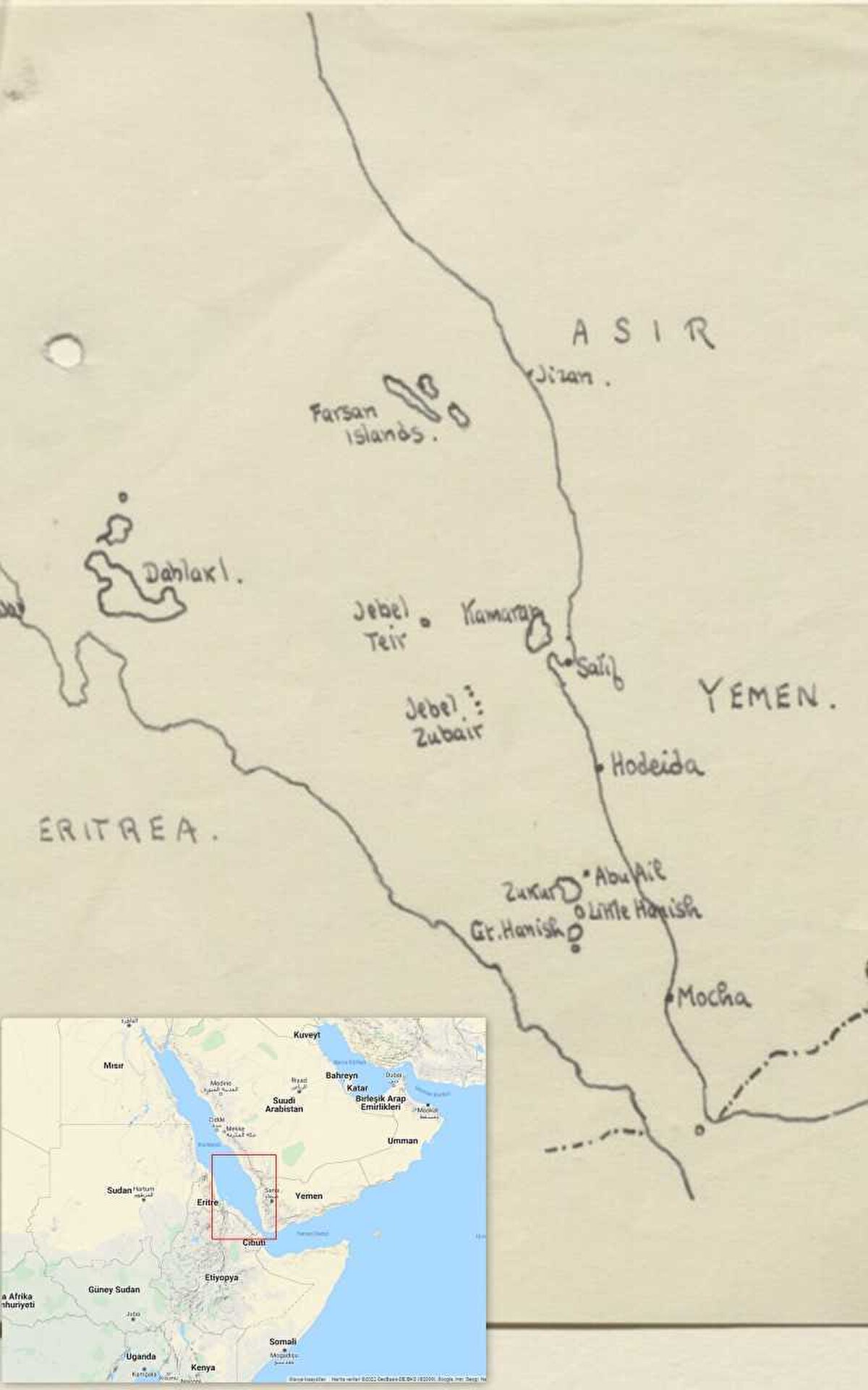British Library IORLPS122120’de bulunan dosya içerisindeki bu taslak çizim, kuzeyde Fersân Adaları ve güneyde Hânîş Adaları dahil olmak üzere Aşağı Kızıldeniz'deki adaları, ayrıca batıda Eritre ve doğuda Yemen dahil olmak üzere çevredeki bölgeyi gösteriyor. Stratejik önemi dolayısıyla İngilizler ve İtalyanlar arasında rekabet unsuru olan bu adalar, kimi zaman her iki devlet arasında gerginliklere de yol açmıştı. Raporda yer alan kayıtlar da İngiliz hükümetinin, İtalyan hükümetinin kimi adalar üzerinde bir tür gayri resmî kontrol kurmaya çalışma sürecinde olduğuna dair endişelerini belgelemiş, Lozan Antlaşması'nın (1923) veya 1927'deki İngiltere ile İtalya arasındaki Roma Görüşmelerinin adalar üzerinde bir İtalyan egemenlik iddiasına itiraz etmek için herhangi bir temel sağlayıp sağlamadığını ele almıştı.