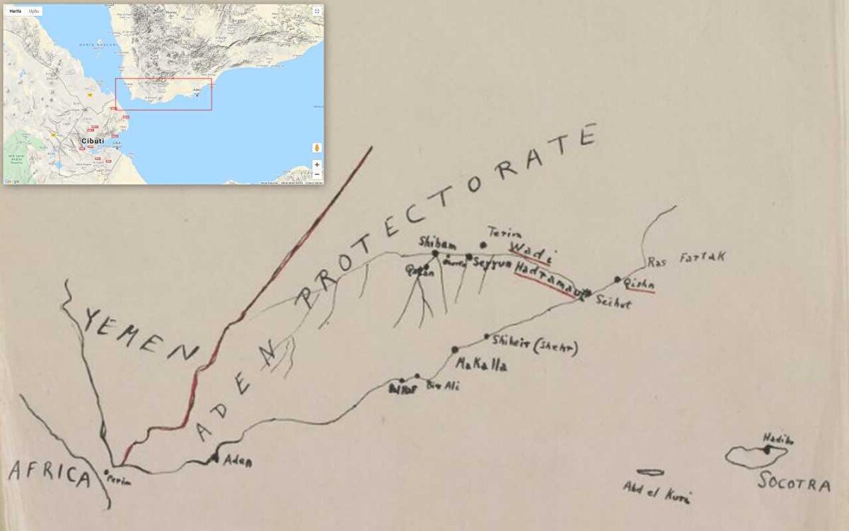 Hindistan’da hakimiyet kuran İngiltere, buradaki varlığını devam ettirebilmesi için başka ikmal noktalarına da ihtiyaç duymuştu ki Yemen toprakları da bunlardan biri olmuştu. 19. yüzyılın ilk yarısında Aden topraklarına barışçıl yollarla yerleşen İngiltere, 20. yüzyılın başında burayı İngiltere’ye bağlı bir koloni haline getirmiş ve ismine de Aden Protektorası demişti. British Library IORLPS122086’de kayıtlı dosya içerisinde bulunan bu çizimle, Aden Protektorası ve çevresi resmedilmiş, sadece kırmızı mürekkeple çizilmiş olan Yemen ile sınırı değil, aynı zamanda güney kıyısı da gösterilmişti. Berîm, Abdülkûrî ve Sukatra adaları da bu çizimde ihmal edilmemişti. 1931 ile 1945 yılları arasına ait olan dosyadaki raporlar geniş bir konu yelpazesinde olmuş, yerel meselelerin yanısıra Suudi Arabistan ve Yemen arasındaki ilişkilere odaklanmıştı. Çizimin yer aldığı dosya başka başlıkları da içeriyordu: köle ticareti, Aralık 1931'de, Yemen İmamının torununu tedavi etmek maksadıyla Petrie isimli bir kadın doktor idaresinde bir İngiliz tıbbi heyetinin Yemen'e gitmesi, Yemen’in batısında yer alan Kemarân Adası’ndan hacıların geçişi, Aden Baş Komiseri Bernard Rawdon Reilly’nin 1933'te HMS Penzance gemisiyle Abdülkûrî ve Sukatra adalarını ziyareti, Yemen birliklerinin Hudeyde’den tahliyesinin ve ardından Suudi birliklerinin girişinin detayları da dahil olmak üzere 1934 yılındaki Suudi-Yemen çatışması, Kızıldeniz'deki İtalyan deniz karakolları, Yemenlilerin Habeşistan'daki olaylardan sonra İtalya'nın Yemen'e karşı da saldırganlaşabileceğinden endişe ediyor olmaları, Kızıldeniz ticaret limanı olarak Kemarân Adası’nın önemi bu konulardan bazılarıydı.