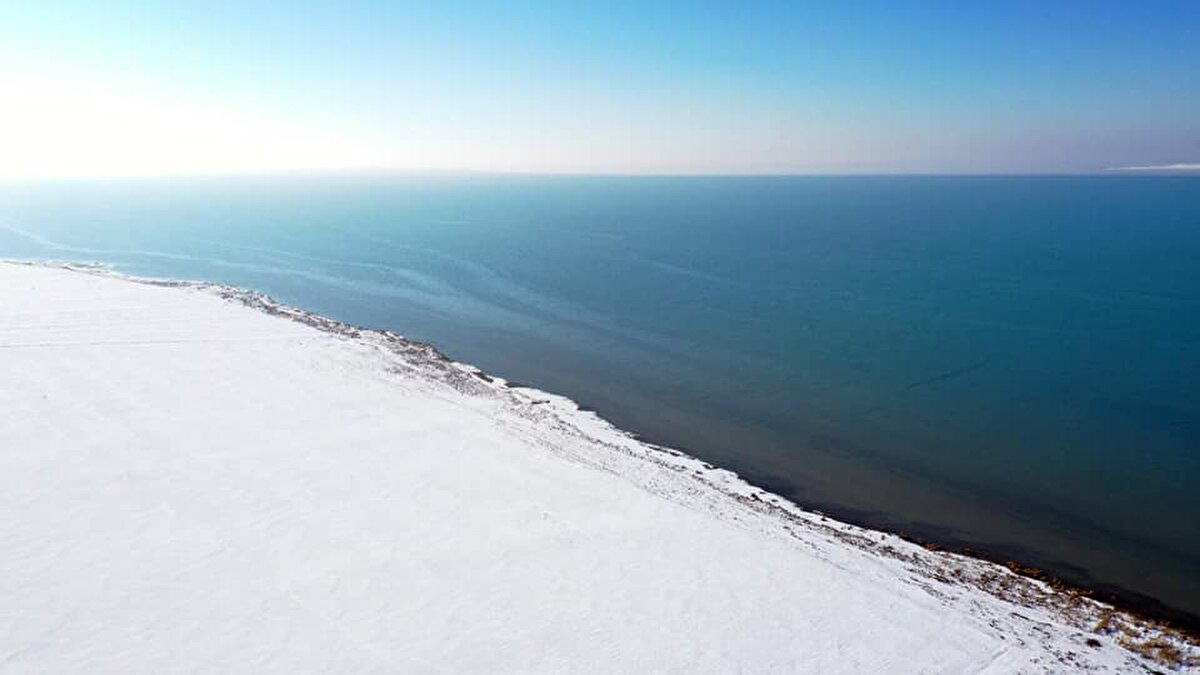 Aksaray, Ankara ve Konya sınırlarındaki Tuz Gölü, su çıkışı olmadığı için 'kapalı göl' özelliği taşıyor.<br><br>Ülkenin tuz ihtiyacının büyük oranda karşılandığı gölde, çoğu flamingo olan kuşların göç yolunda bulunmasından dolayı da birçok kuş türü ilkbahar ve yaz aylarında konaklıyor.