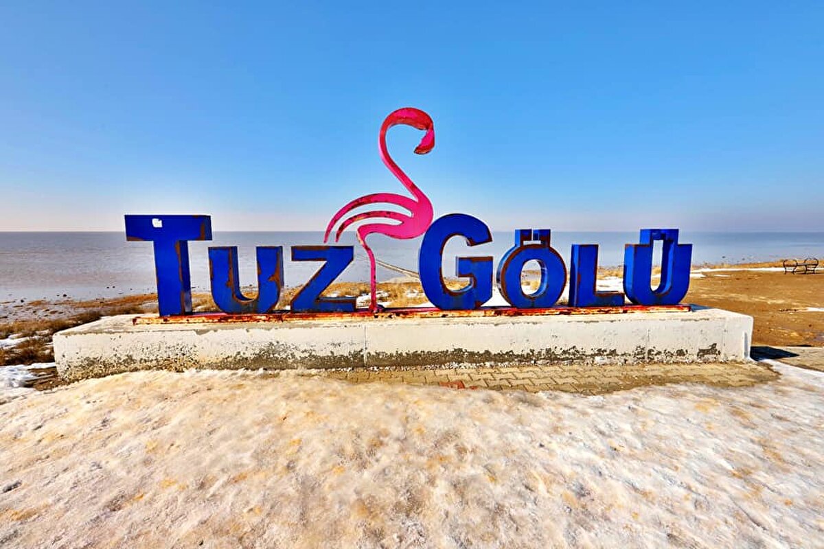 Su seviyesinin yükselmesiyle Tuz Gölü'nün tekrar 'flamingo cenneti' olacağını belirten Özdemir, "Tuz Gölü havzasında ciddi oranda vahşi sulama yöntemi çok fazla. Bunun hep birlikte önüne geçmemiz gerekiyor. Şu anda Tuz Gölü bölgesinde masmavi bir görüntü var. Aksaray Belediyesi de yağan karları toplayıp 2 bin 500 kamyon dolusu karı ırmağa döktü" dedi.<br><br>
