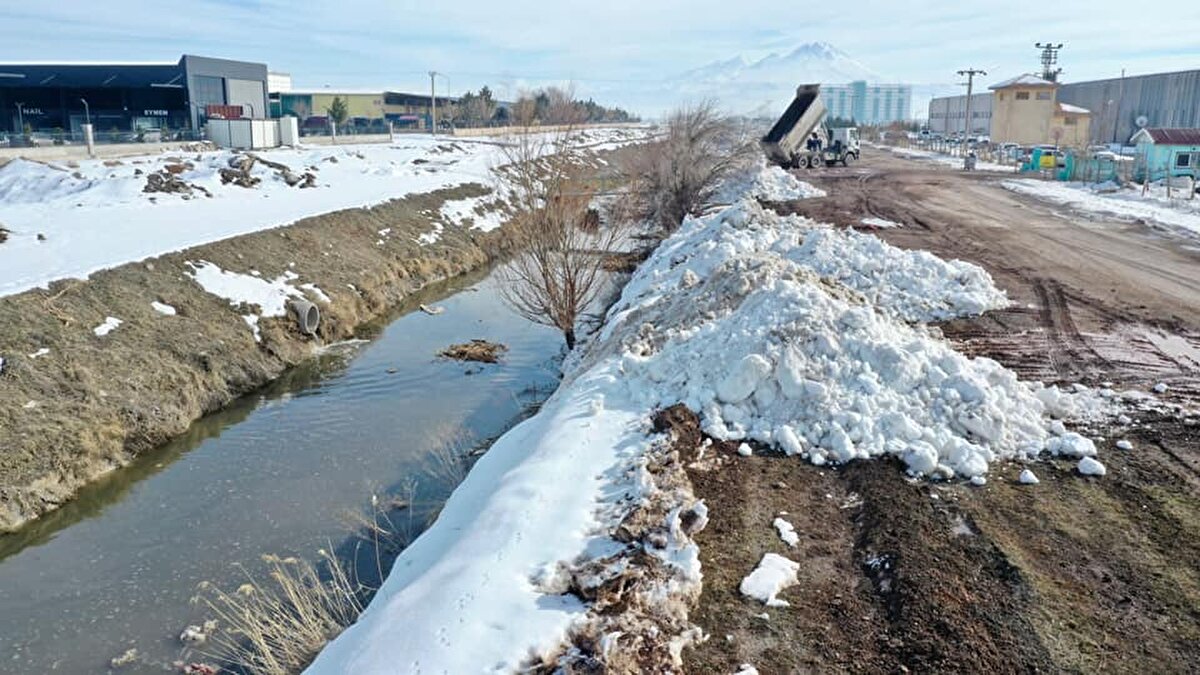 Jeoloji yüksek mühendisi Nurcan Özdemir, geçen yıl flamingo yavrularının öldüğünü hatırlatarak, "İç Anadolu Bölgesi, son 20 yılın en yüksek kar yağışını aldı. Bu yağan karı iyi değerlendirmemiz lazım. Geçen yıl kuraklık nedeniyle Tuz Gölü'nde flamingo yavruları ölmüştü. Bu olay Türkiye’de herkesi üzmüştü" diye konuştu.<br><br>