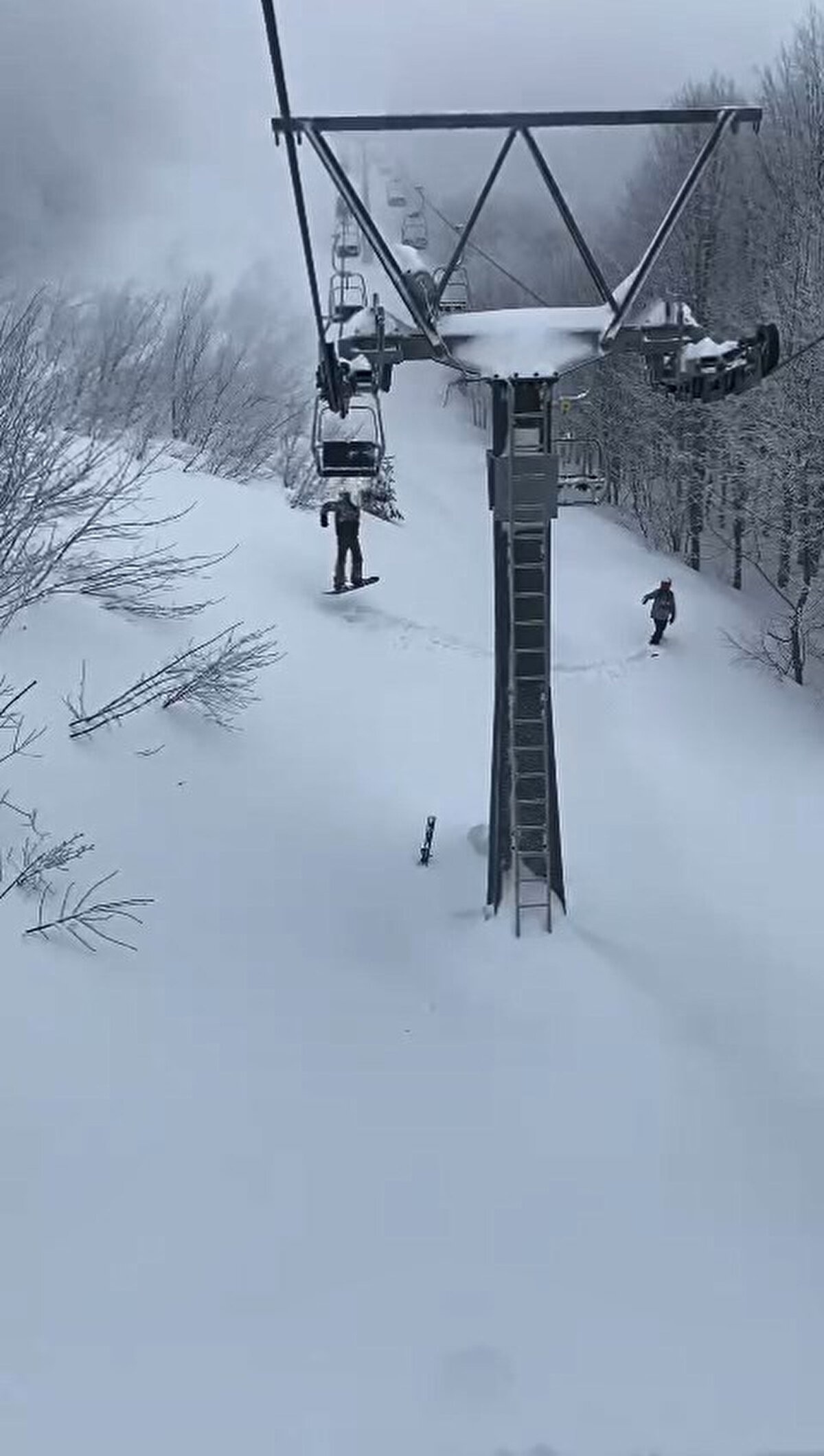 Kocaeli'nin kış turizmi ile ünlü Kartepe ilçesinde tatil yapan vatandaşlar, telesiyejin arıza yapması sebebiyle yaklaşık 1 saat mahsur kaldı.