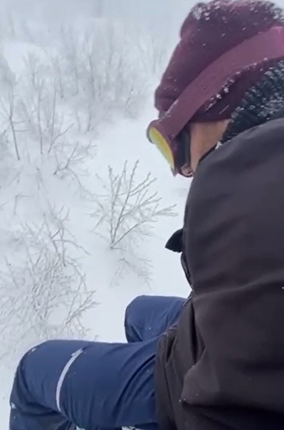 Bir diğer vatandaş ise "Geyik alanı pistinde mahsur kaldık. Yaklaşık 45 dakikadır buradayız. Çok üşüyoruz. Az önce arkadaşım aşağıya atladı" diye konuştu.