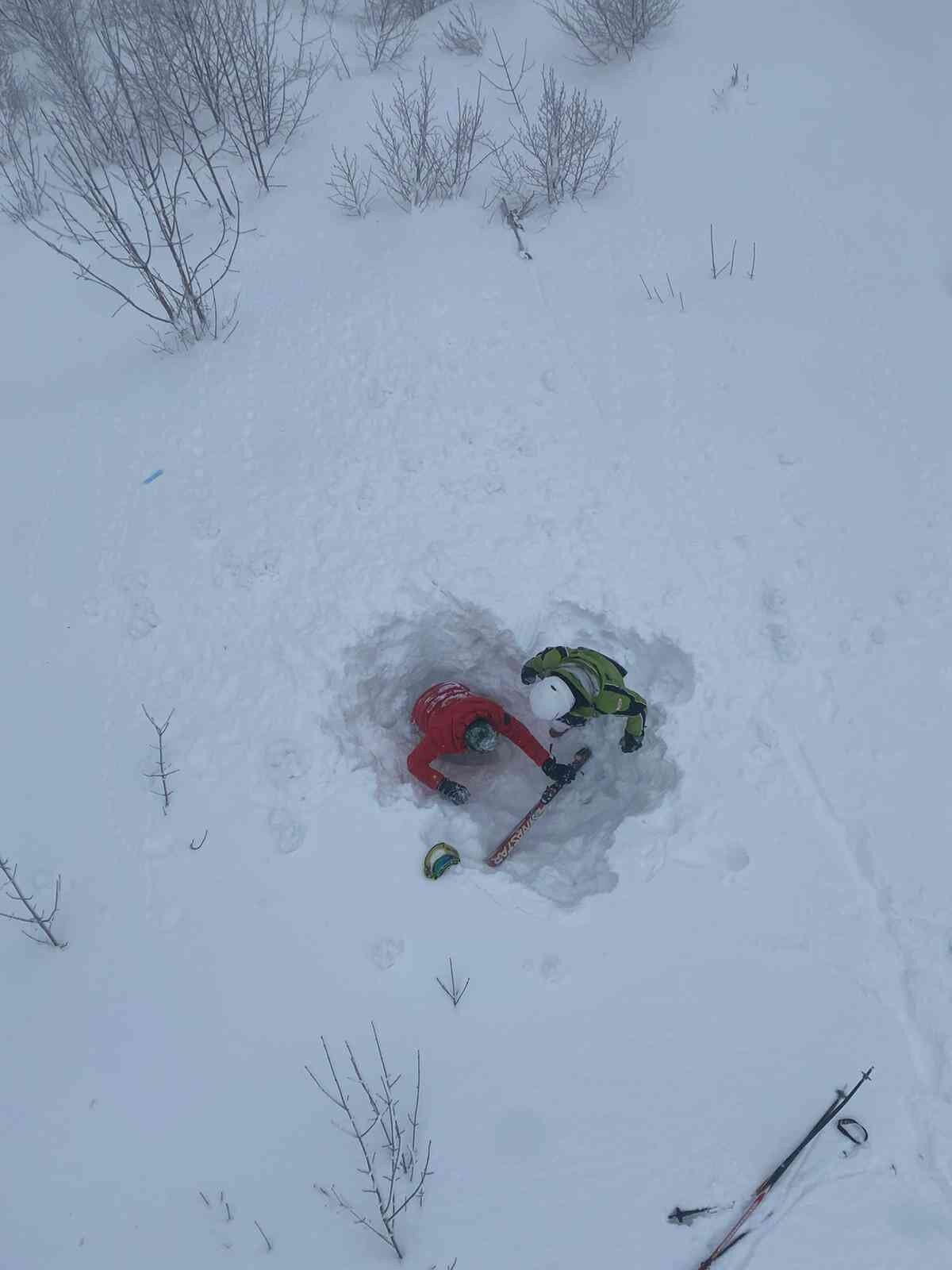 Mahsur kaldıklarını sosyal medyadan yaptığı paylaşımlarla duyuran vatandaşlardan biri, "Telesiyejler 1 saattir çalışmıyor. Şuan donduk. İnsanlar telesiyejden aşağıya atlamaya başladılar. Çok kötü durumdayız, üşüyoruz. Birazdan hipotermiye gireceğiz" dedi. 