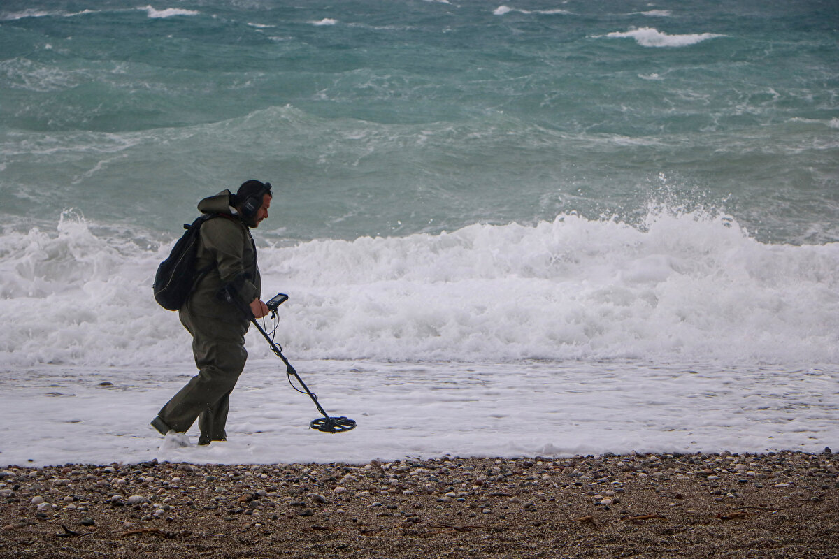 Dalgaların neredeyse sahil bandına kadar ulaştığı bölgeye ise defineciler geldi.<br>