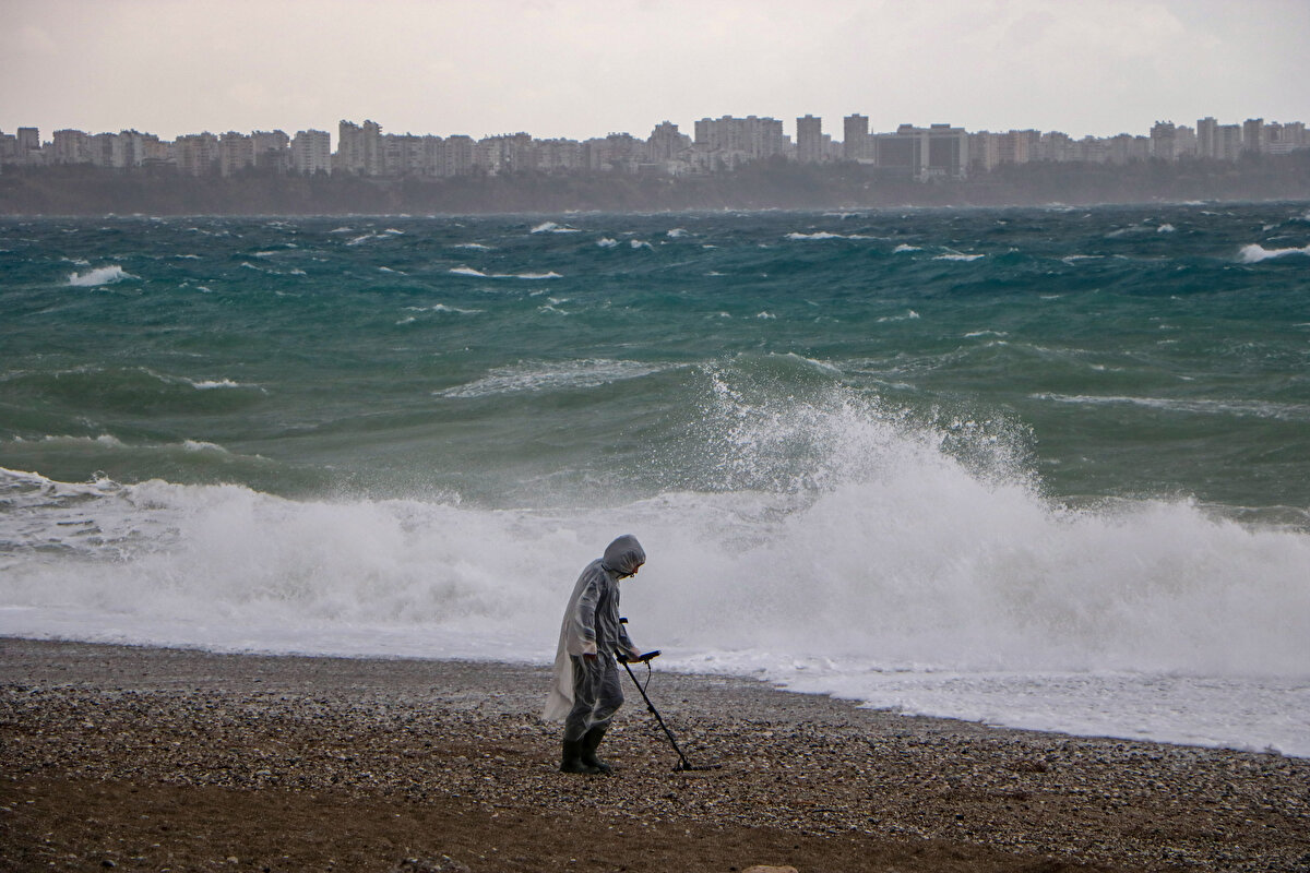 Antalya'da rüzgar, dün akşam saatlerinden itibaren etkisini artırmaya başladı.<br>