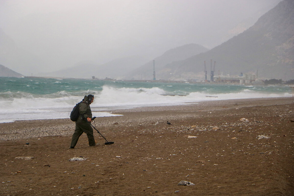 Defineciler, dedektörün uyarı verdiği noktaları ise kazdı.<br>