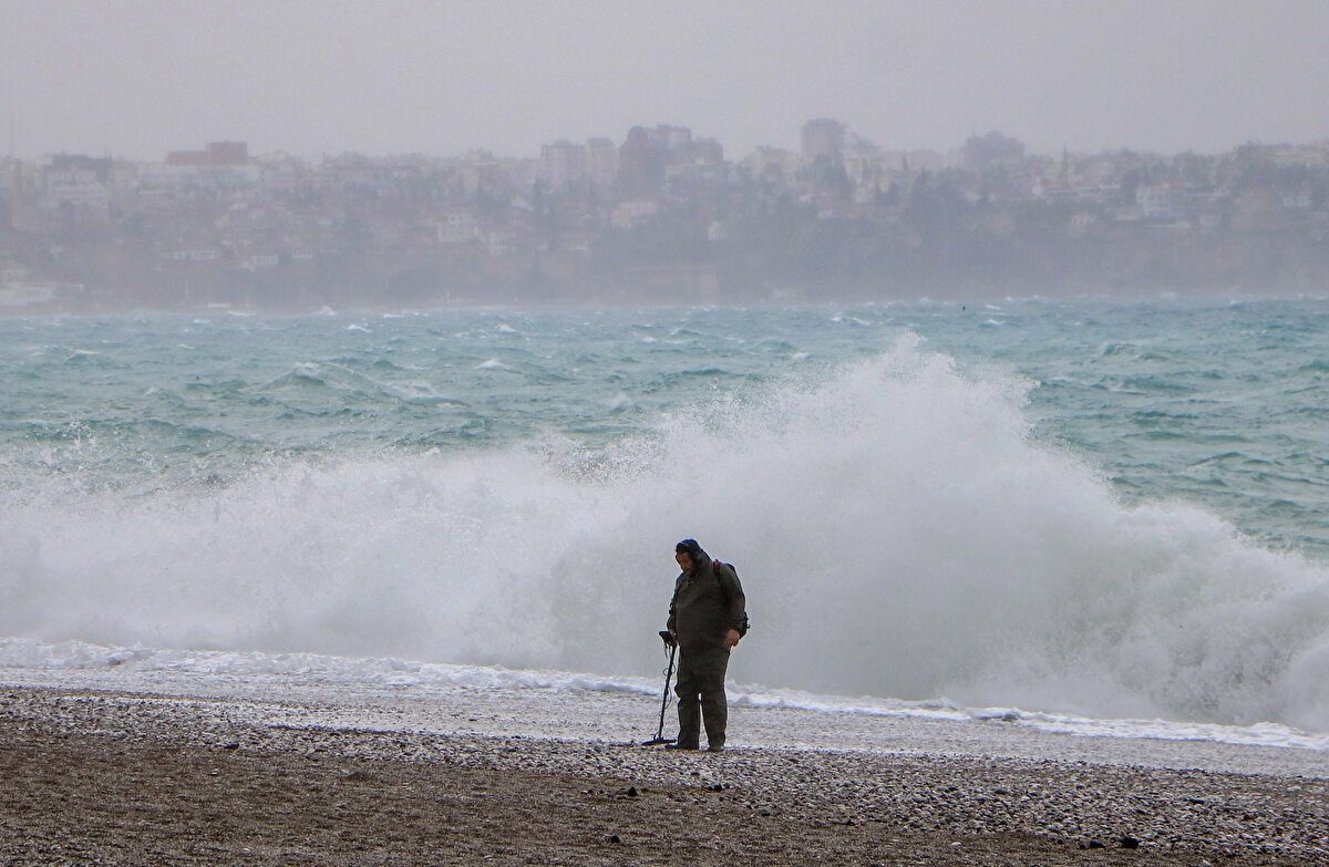 Meteoroloji 4. Bölge Müdürlüğü, dün yaptığı açıklama ile Akdeniz Bölgesi için kuvvetli rüzgar ve fırtına uyarısında bulundu.