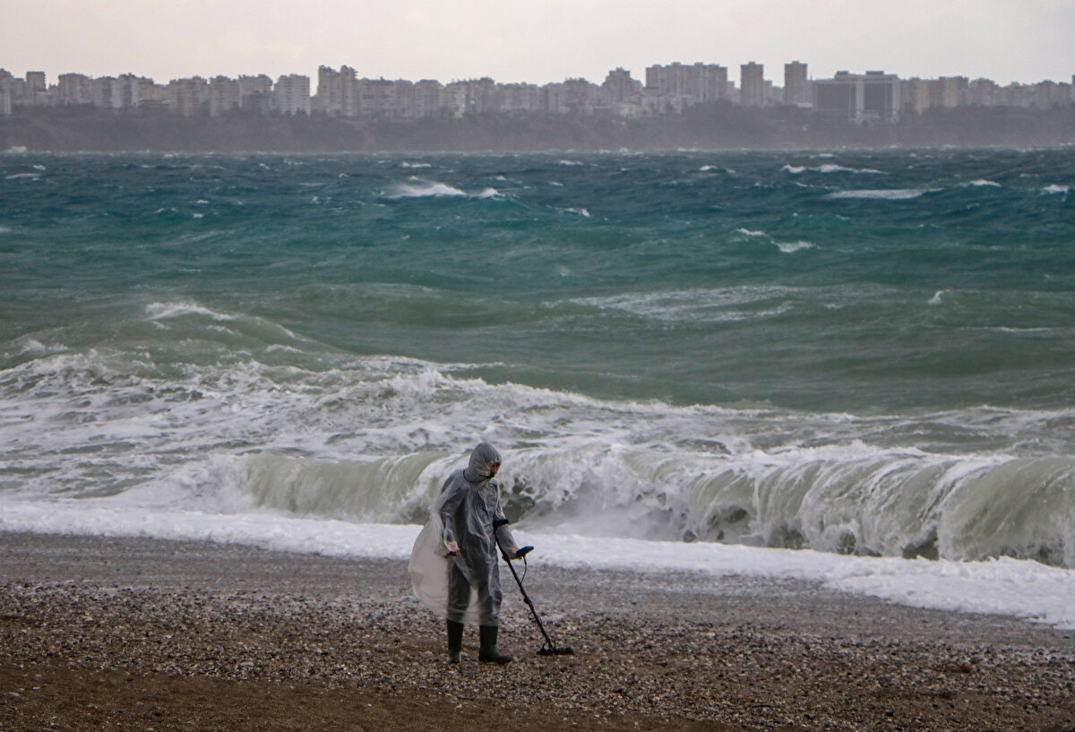 Bu arada Meteoroloji'nin verilerine göre fırtınanın perşembe gününe kadar etkili olması bekleniyor.<br>