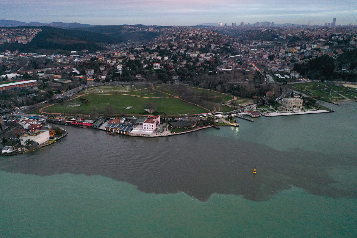 Derenin İstanbul Boğazı ile birleştiği yerde, suyun rengi kahverengiye döndü.<br>