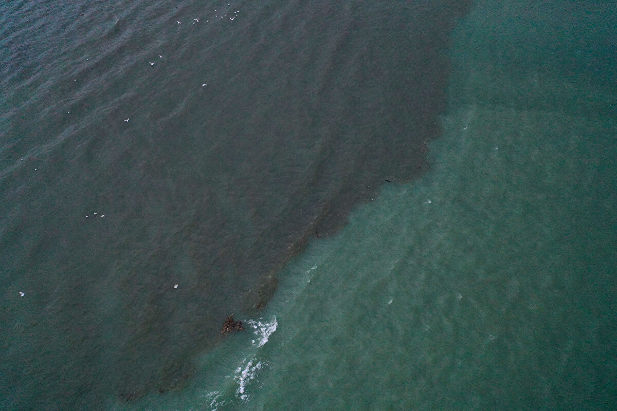Dereden gelen ağaç parçaları da İstanbul Boğazı`na sürüklendi.<br>