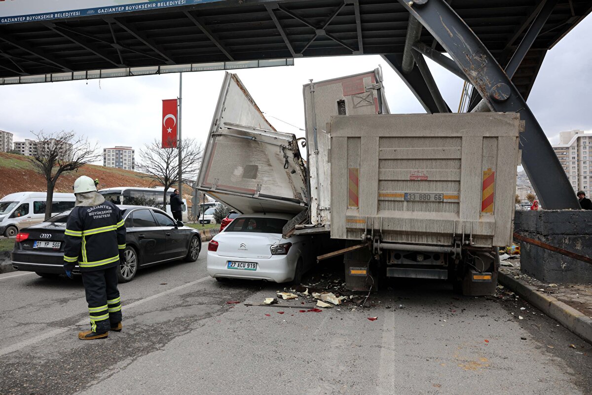 Kazada ölen ya da yaralanan olmazken, tırın dorsesinde bulunan yağlar yola savruldu. Kaza nedeniyle uzun araç kuyruklarının oluştuğu yolda ulaşım kontrollü olarak sağlandı.