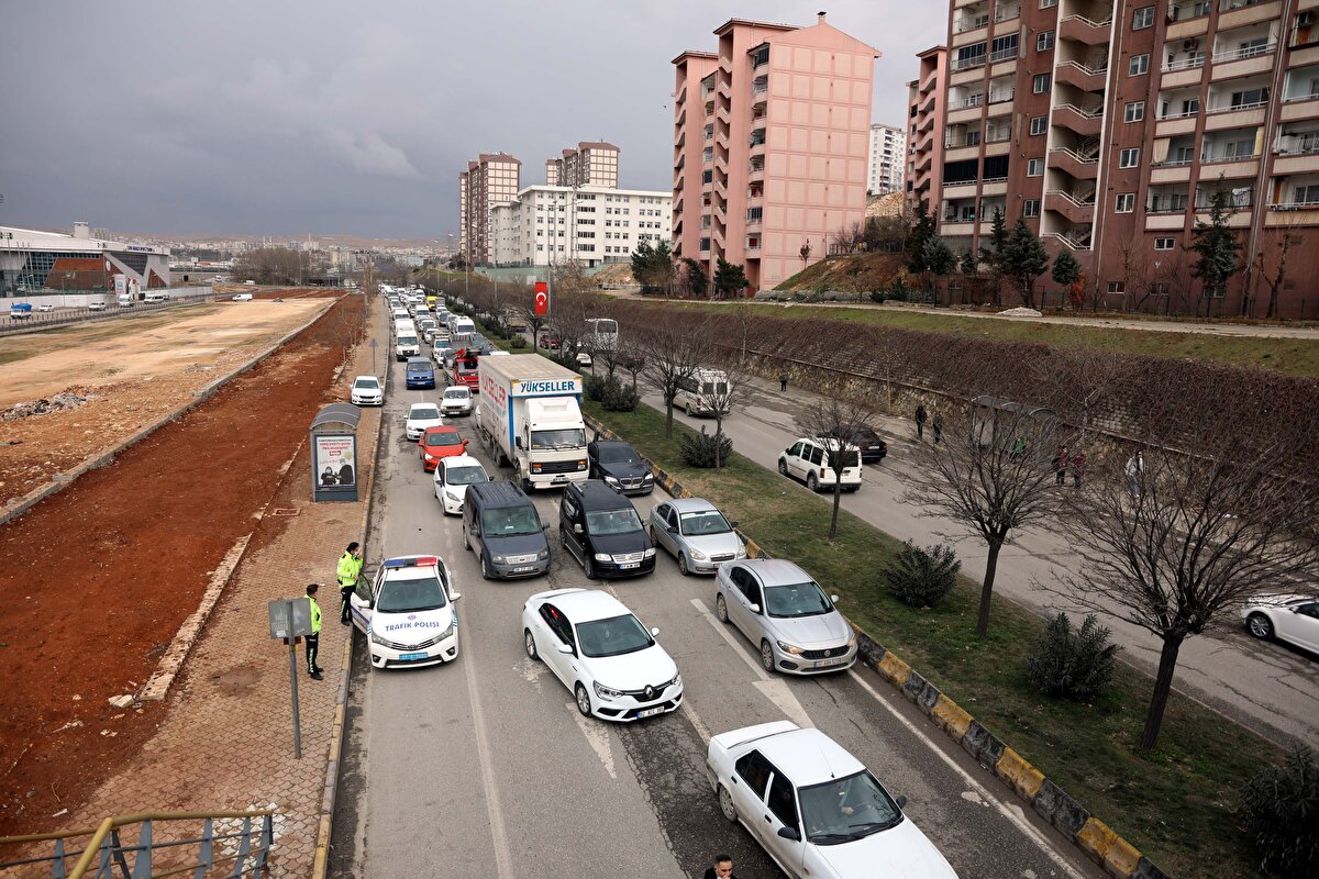 Çarpmanın etkisi ile TIR'ın dorsesi orta şeritte ilerleyen Semir Hatlan yönetimindeki 27 ACU 919 plakalı otomobilin üzerine devrildi.