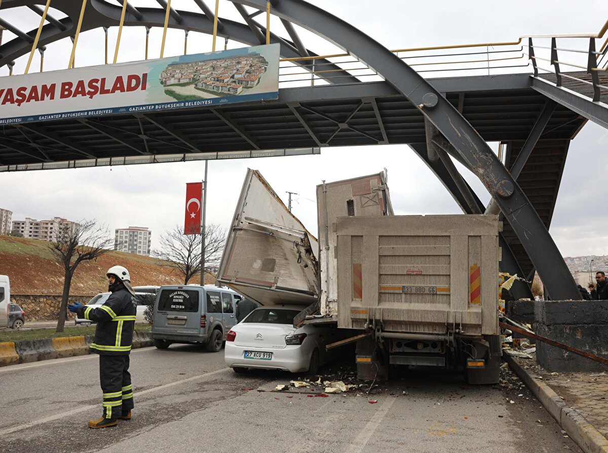 Gaziantep'te öğleden sonra Seyrantepe Mahallesi’nde Abdulcebbar Butnar yönetimindeki 33 BBD 66 plakalı yağ taşıyan TIR, sürücüsünün direksiyon kontrolünü yitirmesi sonucu üst geçidin demir ayağına çarptı.