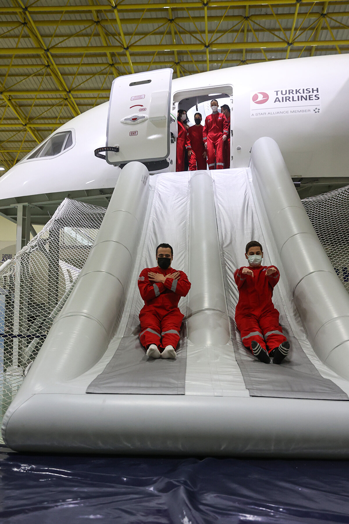 Abdulkerim Çay, burada yaptığı açıklamada, salgın dönemini en verimli şekilde geçiren hava yollarından birinin Türk Hava Yolları olduğunu ve salgın sonrasında da büyümeye tam gaz ve hızlı bir şekilde devam ettiklerini dile getirdi.<br><br>