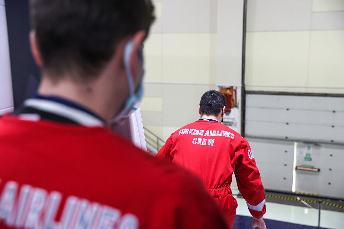 Halihazırda 12 binin üzerinde kabin memuruyla operasyonlarını icra eden THY, ekibine yeni katılacak adaylara dünyanın dört bir yanındaki eşsiz güzellikleri keşfetme, özel sağlık sigortası, kendilerine ve aile üyelerine indirimli seyahat imkanı gibi ek ayrıcalıklar sunuyor.<br><br>