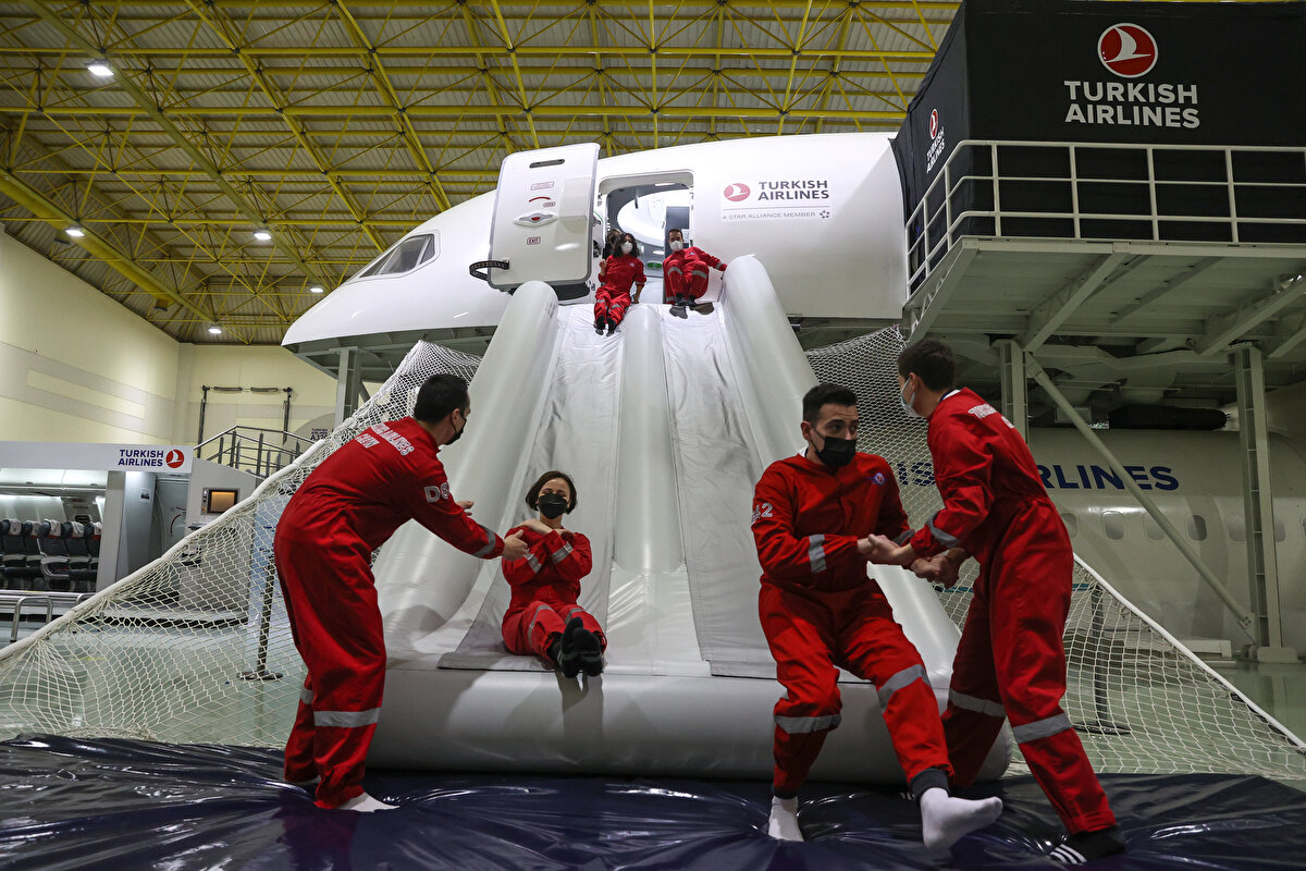 Başvurudan sonra katılımcıları belli sınavlara tabi tutacaklarını aktaran Çay, genel yetenek ve İngilizce alanlarında mülakatlar yapılacağını, daha sonra bu süreçleri geçen katılımcıların yaklaşık 2-3 aylık bir eğitime tabi tutulacağını ve gelecek yaz döneminde de uçuşa başlayacaklarını bildirdi.<br><br>
