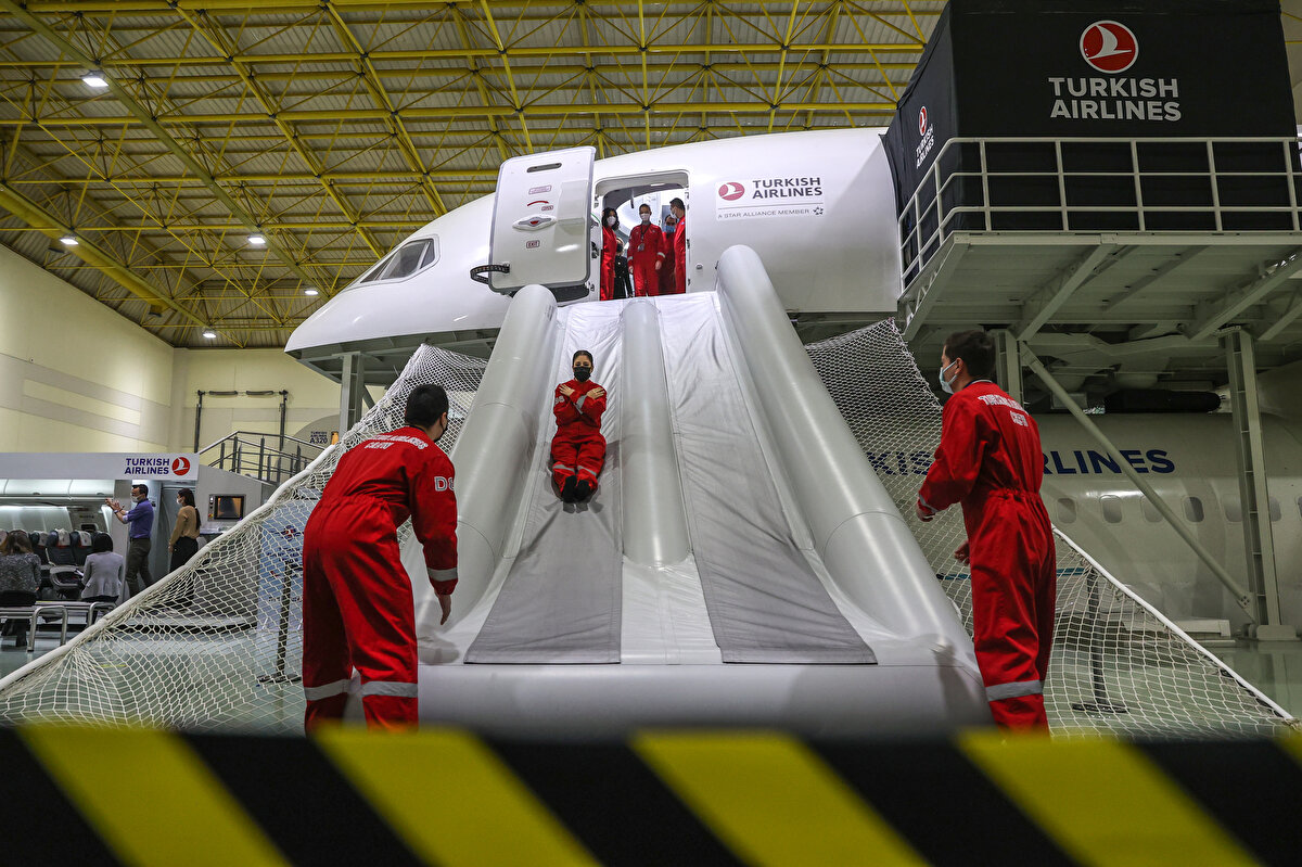 Bu kapsamda önümüzdeki dönemde 1000 kadın kabin memurunun işe alınacağını belirten Çay, "Bu işe alacağımız arkadaşlarımızla alakalı standartlara 'kariyer.thy.com' internet adresinden ulaşabiliyor. Lise mezunu ve üstü arkadaşlarımız başvurabilir. Tabii ki belli standartlarda İngilizce bilgisi arıyoruz. O bakımdan İngilizce sınavlarından da geçmeleri gerekiyor. Süreçleri ve eğitimi tamamlayan arkadaşlarımız kısa zamanda uçuşa başlayacaklar. İşe başladıklarında aylık 10 bin TL'nin üzerinde ücret almış olacaklar. Bu kapsamda kadın arkadaşlarımızın başvurularını bekliyoruz." diye konuştu.<br><br>