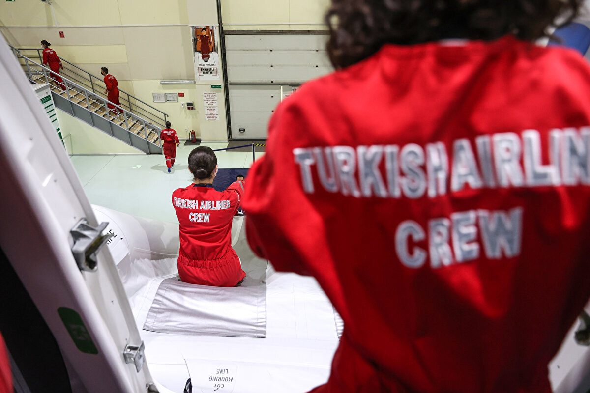 Açıklama sonrasında, THY'de iş başı yapacak kabin ekibinin acil durumda yolcu tahliyesi ve yangınla mücadele senaryosu uygulamalı eğitim olarak gerçekleştirildi.<br><br>