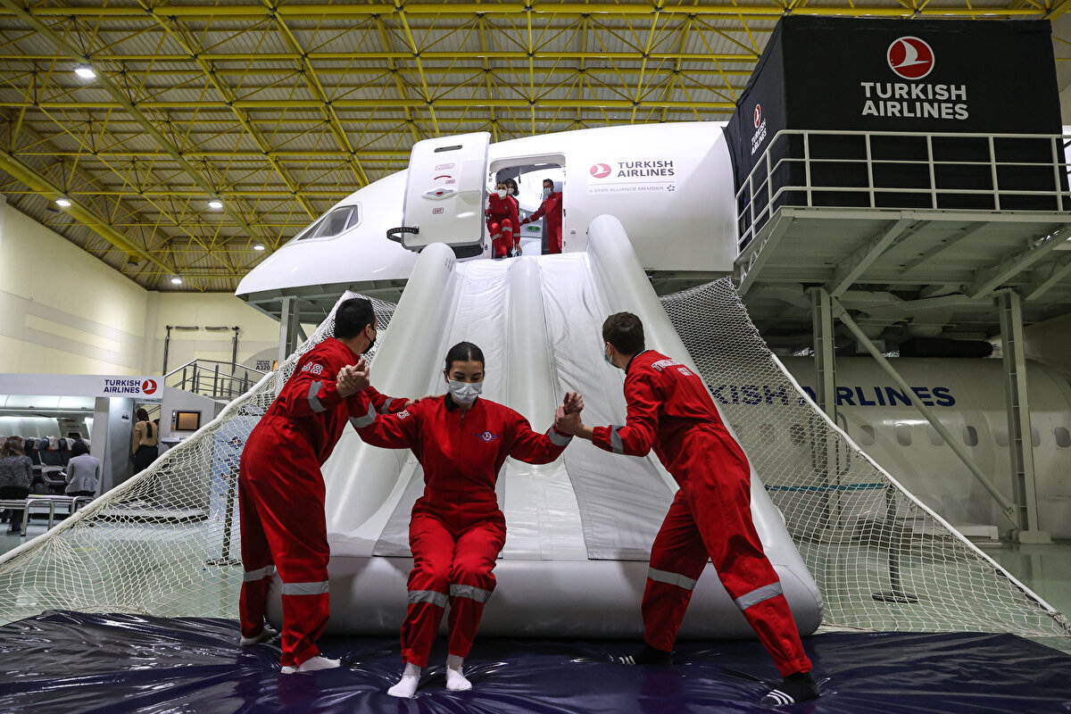 THY'nin 1000 kabin memuru istihdamına ilişkin THY Uçuş Eğitim Başkanlığı ve İnsan Kaynakları Değerlendirme Merkezi'nde basın toplantısı düzenlendi.<br><br>