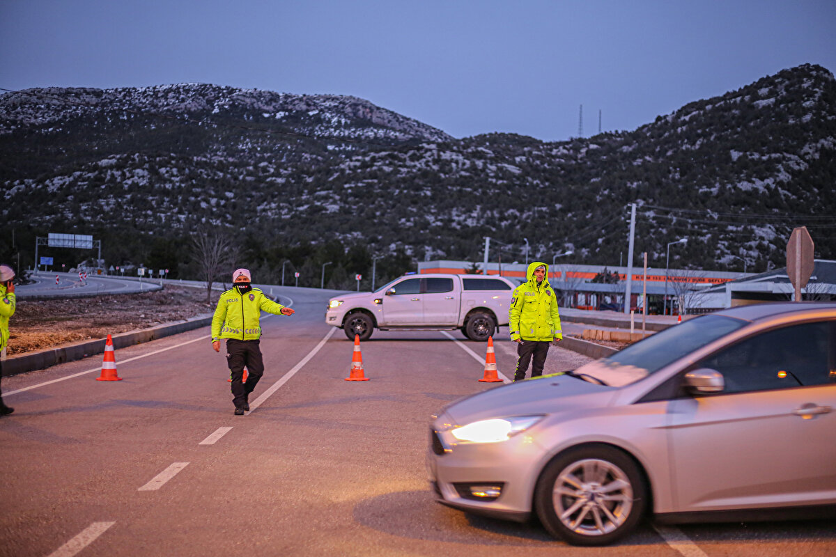 Konya'da yoğun kar yağışı ve tipi nedeniyle şehirlerarası ulaşım olumsuz etkilendi.<br><br>
