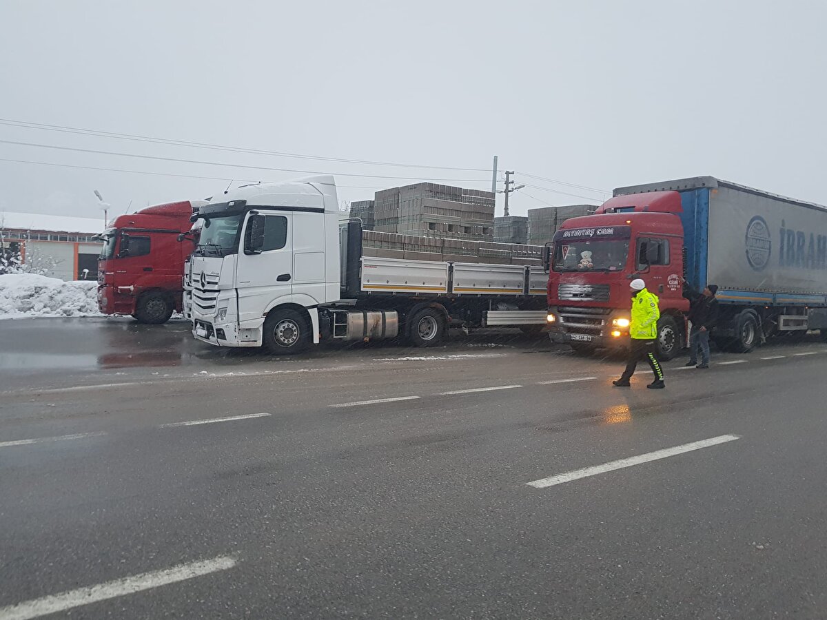 Kentte etkili olan kar nedeniyle merkezde bulunan kırsal mahalleler ile 22 ilçede ilk ve orta dereceli okullarda bugün için yüz yüze eğitime ara verildi.<br>