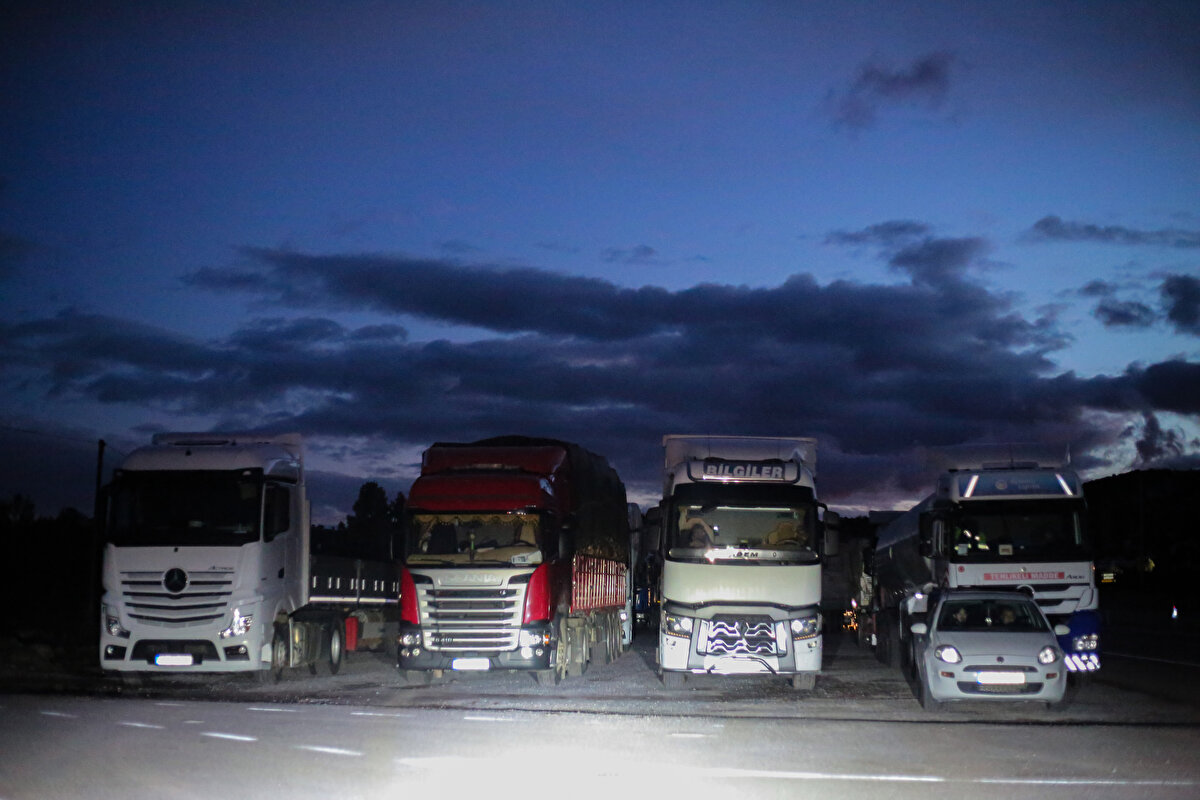 Ekipler, çekici ve yolcu otobüslerini otogar ve dinlenme tesislerine yönlendiriyor.<br><br>