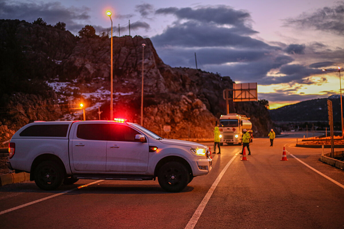 Kentte dün gece başlayan kar yağışı ve tipi etkisini artırdı.<br><br>