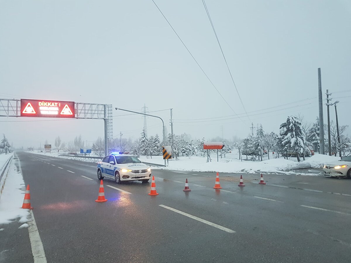 Karayolları ve belediye ekipleri, şehirler arası karayollarını trafiğe açık tutmak için çalışmalarını aralıksız sürdürüyor.<br><br>