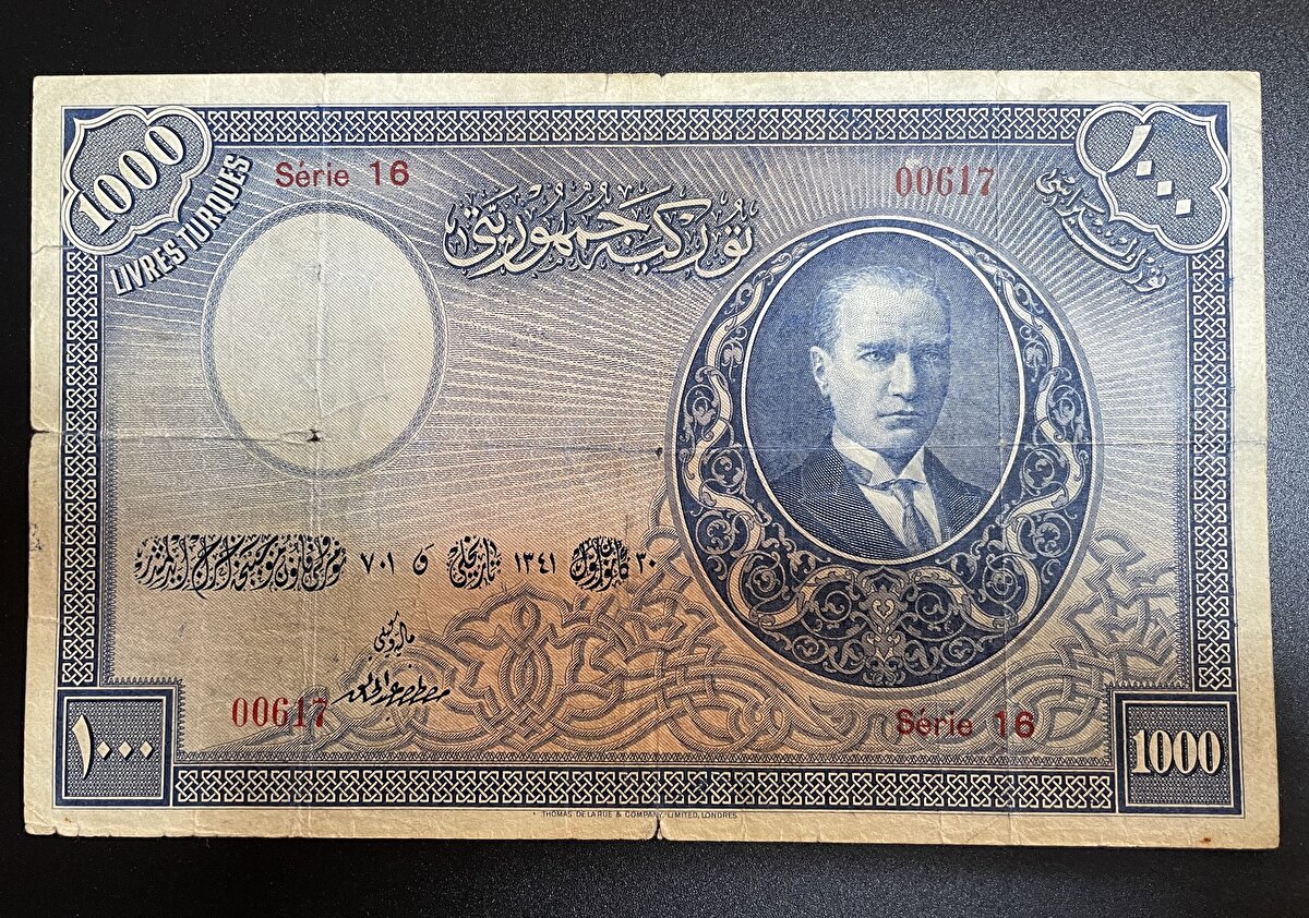 İngiltere'de 1927 yılında basılan 1. emisyon 1000 Türk Lirası, açık artırmaya çıktı. 1939'da tedavülden kalkan ve sadece 7 adedinin bugüne ulaştığı tahmin edilen paranın açılış fiyatı 800 bin lira.<br>