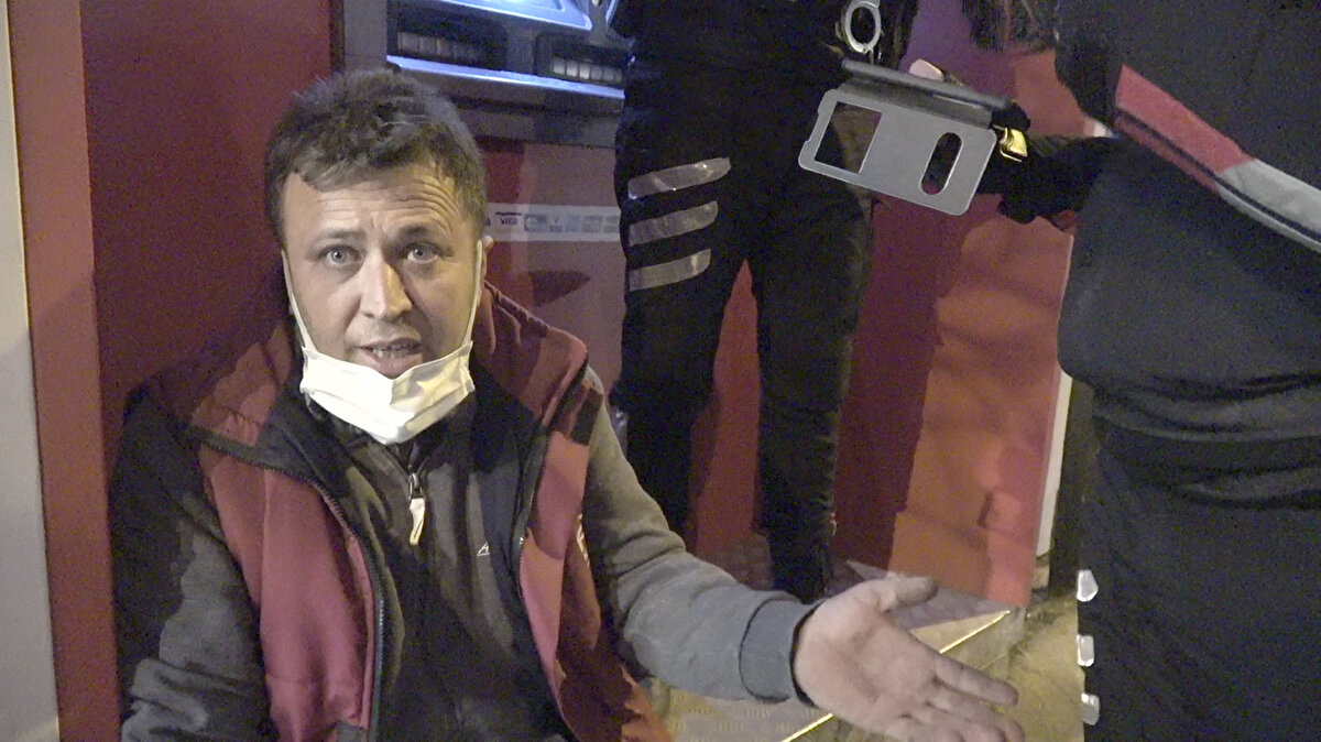 Polislerle konuşmasının ardından dolandırıldığını anlayan M.G., ATM'nin köşesine oturarak isyan etti. M.G., "Bugün akşamüstü sıralarında beni ve eşimi cep telefonundan arayıp 'kimlik bilgilerinize ulaştılar' dediler. Beni önce emniyete çağırdılar. Giderken bir kişi arayıp başsavcı olduğunu kimliğimin terör örgütlerinin eline geçtiğini, 200 bin lira çıkarmam gerektiğini söyledi. Hemen geri dönüp ATM'ye gittim. Bu sırada bir kişi arayıp polis olduğunu söyledi. Bende sizlere güvenmiyorum dediğimde 'nasıl güvenmezsin evine polis gönderdik daha nasıl inanacaksın' dedi. Yatırdığım paranın hepsi kredi. 4 defa art ardına ATM'den para yatırdım. Tüm bu paralar kredi idi. Şimdi öde, çalış dur, uğraş" dedi.