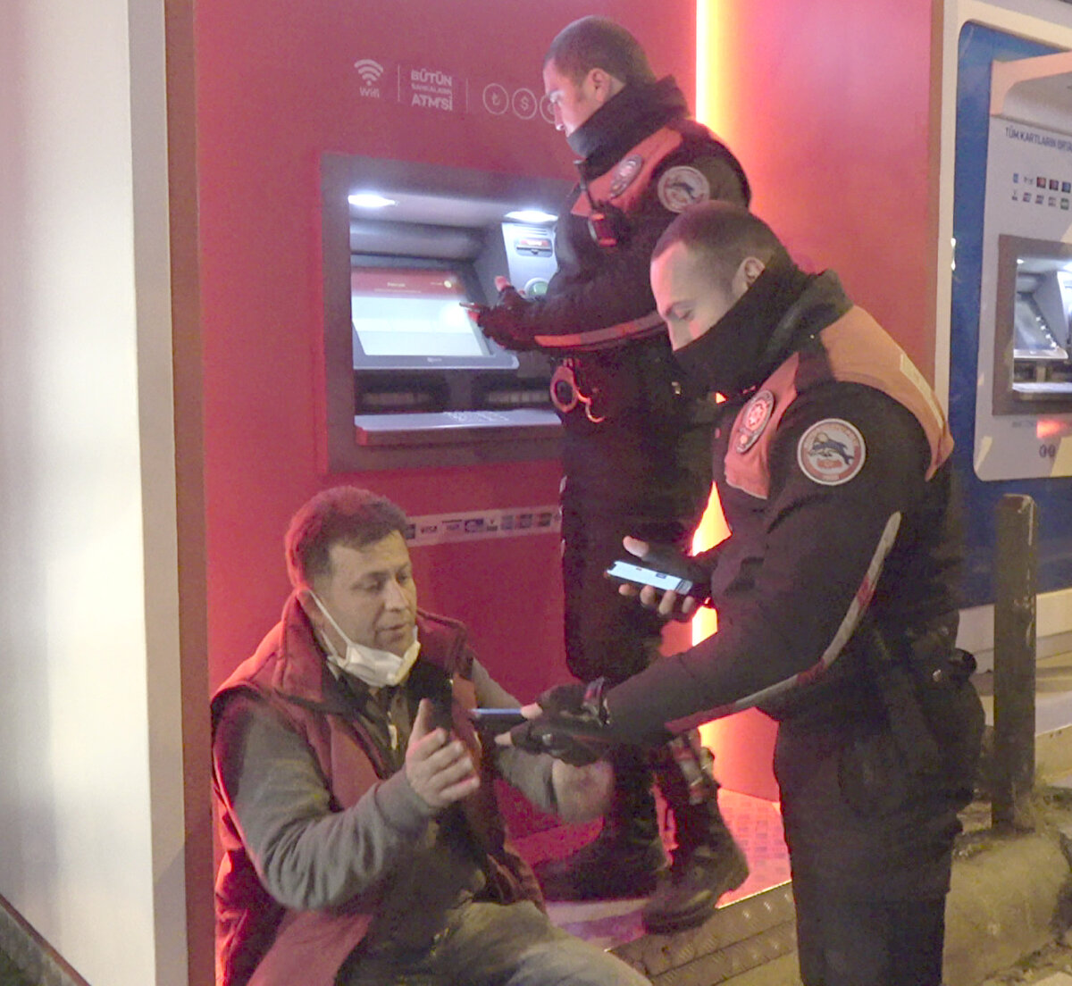 Polis, ATM önüne gelerek para yatırmaya çalışan kişiyi işlemlerini durdurmasını ve geri çekilmesi konusunda uyardı. İşlemi durdurarak para çekme makinesinin önünden uzaklaşan kişi ile yapılan görüşmede ilçede marangozluk yapan M.G. olduğu belirlendi. Polis, M.G. ile görüşerek dolandırılabileceği konusunda uyarı yaptı. Yapılan incelemede M.G.'nin telefon ile dolandırıldığı saptandı. M.G.'nin 25 dakika içinde özel bir bankanın ATM'sinden sırasıyla 49 bin lira, 9 bin lira, 30 bin lira ve en son 2 bin lira olmak üzere 4 defa havale işlemi yapıp toplamda 90 bin lirayı telefonla görüştüğü kişinin verdiği hesaba havale yaptığı belirlendi. Cebinde bulunan 100 bin lirayı da yine bu hesaba havale yapacağı sırada Yunus polisleri tarafından engellendi.