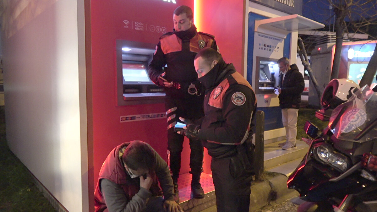 M.G., özel bankayı arayıp yatırılan paranın durdurulmasını talep etti. Ancak, paranın karşı tarafından hesabına geçtiği için iptal işleminin gerçekleştirilemeyeceği belirtildi. O sırada dolandırıcıların M.G.'yi cep telefonu ile aramaya devam ettiği görüldü. Ekip otosuyla İlçe Asayiş Büro Amirliği’ne götürülen M.G., kendisini dolandıran kişi ve kişilerden şikayetçi oldu. Polis, nöbetçi savcı ile görüşerek paranın havale edilmemesi için girişimde bulundu, ancak sonuç alınamadı. Olayla ilgili başlatılan soruşturma sürdürülüyor.