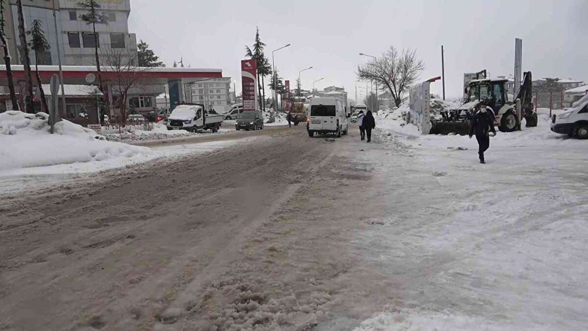 Havanın güzel olmasını beklerken kar yağdığını belirten Yusuf Çinik ise “Bugün burada çok fazla kar yağıyor. Bizler havanın güzel olmasını düşünüyorduk. Ama aşırı derecede kar var. En son alınan bilgiye göre 7 metreye yakın Bitlis’e kar yağmış. Şu an açıkçası ulaşımdan dolayı çok zorlanıyoruz. Aşırı derecede soğuk var. Yeni şehir dışından geldiğim için açıkçası biraz zorlandım. Bu memleketin insanıyım ama güneşli olan bir şehirden geldiğim için zorlandım.” diye konuştu.<br><br>