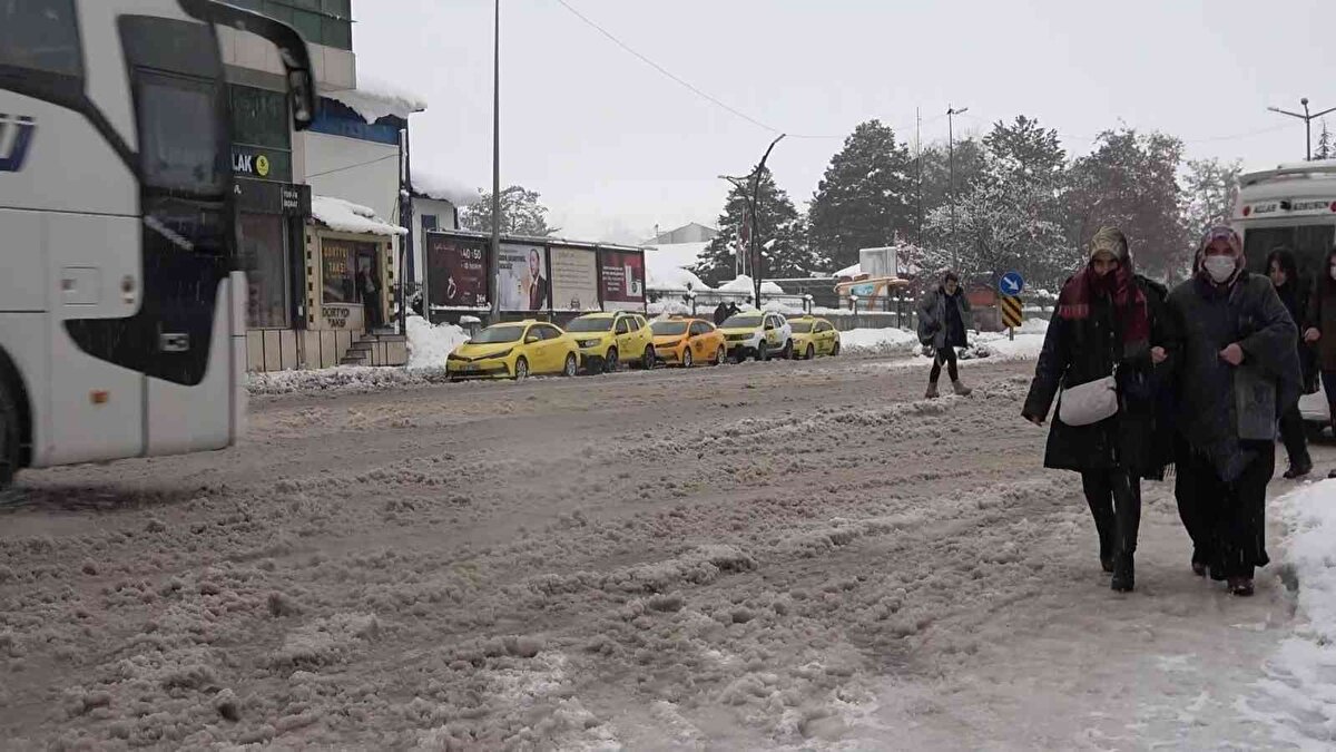 Bitlis Meteoroloji Müdürlüğü’nden yapılan açıklamaya göre, kar kalınlığının kent merkezinde toplam 5,5, yüksek kesimlerde ise 7 metreye kadar yükseldiği bildirildi.