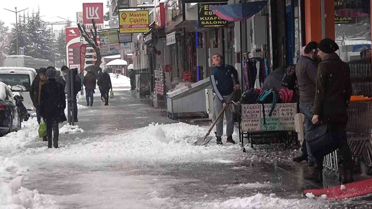 Türkiye'nin en çok kar alan ili olan Bitlis'te Aralık 2021 ile Şubat 2022 ayları arasında yağan kar miktarı açıklandı.