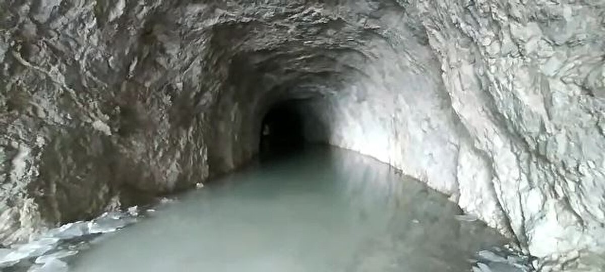 Gümüş Çeşme köyünde yaşayan Mehmet Akyüz, taş yolda özellikle kış aylarında ulaşımın zorlaştığını belirterek, "Tünel içerisinde biriken su sebebiyle ulaşımda sıkıntılar yaşıyoruz. Kışın özellikle 1 ay kar yağdığında yolumuz genelde kapalı oluyor" dedi.<br><br>Yola gerekli bakımların yapılmamasından şikayet eden Akyüz, "Karayolları geldiği zaman Gümüş Çeşme ve Çaltı'da sadece asfaltı açıp, bu tarafa girmiyor. Bu tarafı genelde köy hizmetleri açıyor. Yoksa yolumuz kapalı. Karayolları'na ait yolumuz yapılacak bir çalışmayla daha güzel hale gelebilir. Taş yoldaki sıkıntılar sebebiyle bazen köylerde ekmek sıkıntısı yaşanıyor. Yol sebebiyle nakliyede sıkıntı yaşıyoruz. Yetkililerden bir çözüm bekliyoruz. İnşallah bu sıkıntılar çözülür, biz de üretimimizi artırırız" diye konuştu.<br><br>