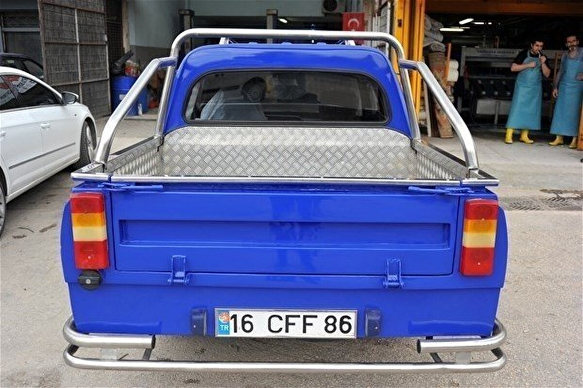  Demir, 20 yıl sonunda kendi açtığı atölyede çocukluk hayalim dediği 86 model Tofaş Kartal marka otomobilini çift kabin kamyonete dönüştürmek için projesini çizerek tasarladı. 