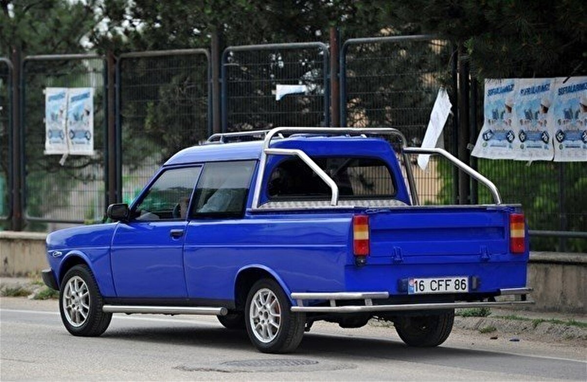 Yaşadığı kentte çocukluk yaşında oto tamirciliğine başladığı belirten Demir, çıraklık döneminde herkesin bir hayalinin olduğunu söyledi. Demir, ‘Genellikle imkansızlıklardan dolayı yapılamaz. Allah bana bu imkanı tanıdı. Kendi mücadelem, emeğim ve esnaf arkadaşlarımın desteğiyle hayalimi gerçekleştirdim. 1986 model kuş serisinden bir aracım vardı. Hayalimi bu araçla gerçekleştirmek istedim. İlk başta projeyi kendi kafamda tasarladım.<br><br>Beni tek üzen ticari araca dönüştüğü için artan sigorta bedeli oldu, ancak bu emeklerimin karşılığında onu da gözüm görmüyor. Toplam maliyet 50 bin liraya ulaştı, bunun içinde en büyük payı ise ruhsat işlemlerine ayırdım" ifadelerini kullandı.