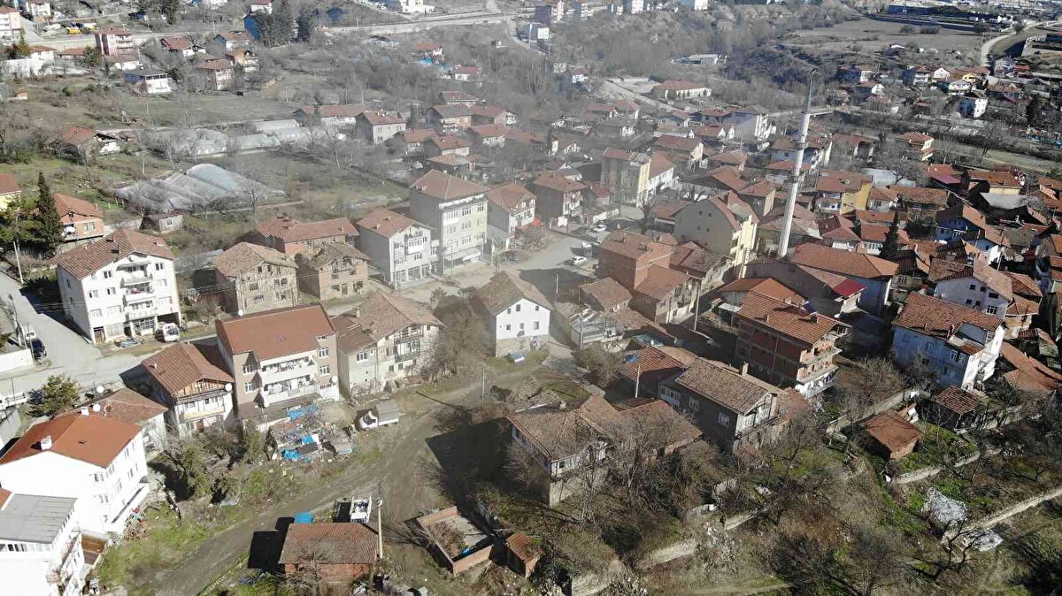 Köyün geçim kaynağının tarım olduğunu belirten Alkan, "Büyük oranda seracılık faaliyetleri, tarım faaliyetleri yapılmaktadır. Hayvancılıkta yapılmakta. Şehir merkezine yakın olduğu için gençlerimiz köyümüzü pek fazla terk etmemektedir. Göç veren bir köy değiliz. İki tane tekstil fabrikamız var. Bir tanesi dünyaca ünlü takım elbise markasının fabrikası birde küçük ölçekli tekstil fabrikamız var. Tabi oralarda çalışanları ikamet edenler olarak değerlendirmiyoruz. Günlük misafirlerimiz oluyor. Oralarda da 2 bine yakın çalışan insan sayımız var. Ünlü giyim markasının fabrikası 30-35 yıldır köyümüzde. İhracat yapan fabrikalarımız köyümüzde var" ifadelerini kullandı.<br><br>
