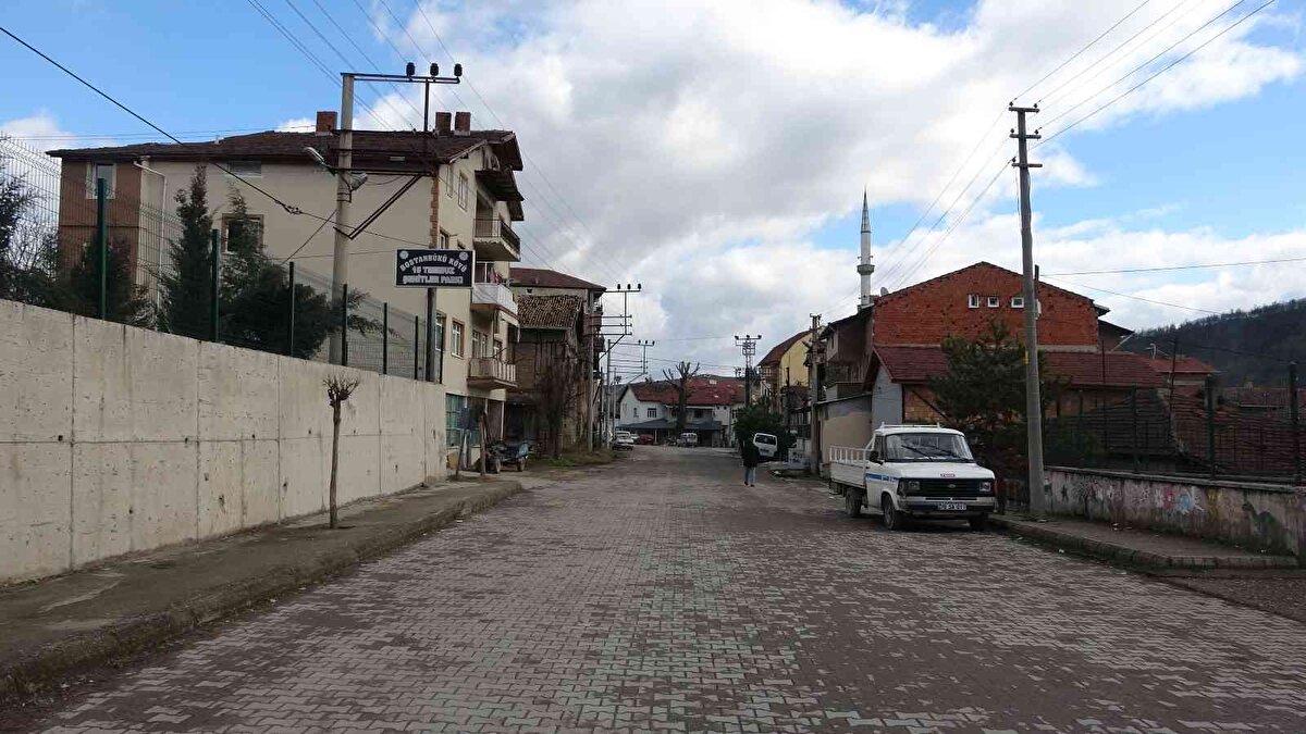 Kalabalık olan köyü yönetmekte zorlandıklarını da aktaran Alkan, şunları söyledi: "Köyümüz standartlarında tarım ve hayvancılık faaliyetlerinin devam ettiği bir köy. Bunun yanında üniversite ve şehre yakın olduğu bir köy. Şehirleşme köyümüzde artarak devam etmekte. Şu anda tamamlanmamış 180 dairelik konutlarımız var. Adalar mahallemizde yapılacak olan programı hazırlanmış inşaat alanlarımız var. Galericiler kooperatifinin yapmış olduğu güzel, büyük yatırım var. Galericiler Kooperatifi köyümüzden yer aldılar. Köyümüzde faaliyetlerini devam ettirmek için dükkanlar yapıyorlar. Bunlara da hizmet etmek muhtarlık olarak zor ama imkansız değil. Elimizden gelen gayreti gösteriyoruz."<br><br>Alkan, gelecek yıllarda da nüfusun artmaya devam edeceğini dile getirdi.