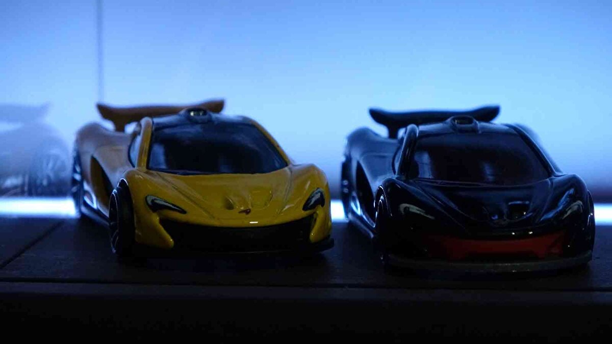 Koleksiyonuna yeni bir model eklemek için sürekli araştırmalar yaptığını belirten Filiz, şu ifadeleri kullandı:<br><br>"Koleksiyonumda; yurt içinde temin edilebilen modellerim olduğu gibi, ülkemize gelmemiş olan modeller de mevcut. Varyasyonlarımı tamamlayabilmek için bu modelleri her mecrada araştırıyorum. Bunları araştırırken modellerin gerçekte üretildiği yılları, endüstriyel ve tasarımsal özelliklerini de öğrenmiş oluyorum. Bu sadece model biriktirmek değil, aynı zamanda bir araba kültürü. Bununla beraber ülkelerin, markaların hikayelerini de araştırmış oluyorum. Bu durumda çok farklı bir dünyaya yelken açmış oluyorsunuz. Arabalar, üretildiği tarihteki toplumların özelliklerini de yansıtıyor. Bu yüzden koleksiyonumu gelecek kuşaklara aktarmak istiyorum. Şu anda raflarımda 2 bin 600 adet model mevcut. Elimde, raflara sığmayan birçok model de var. Ayrıca alım aşamasında olduğum, alacağım modeller var. Bu, benim için bir tutku. Koleksiyon yapmaya sonuna kadar devam etmek istiyorum".<br><br>