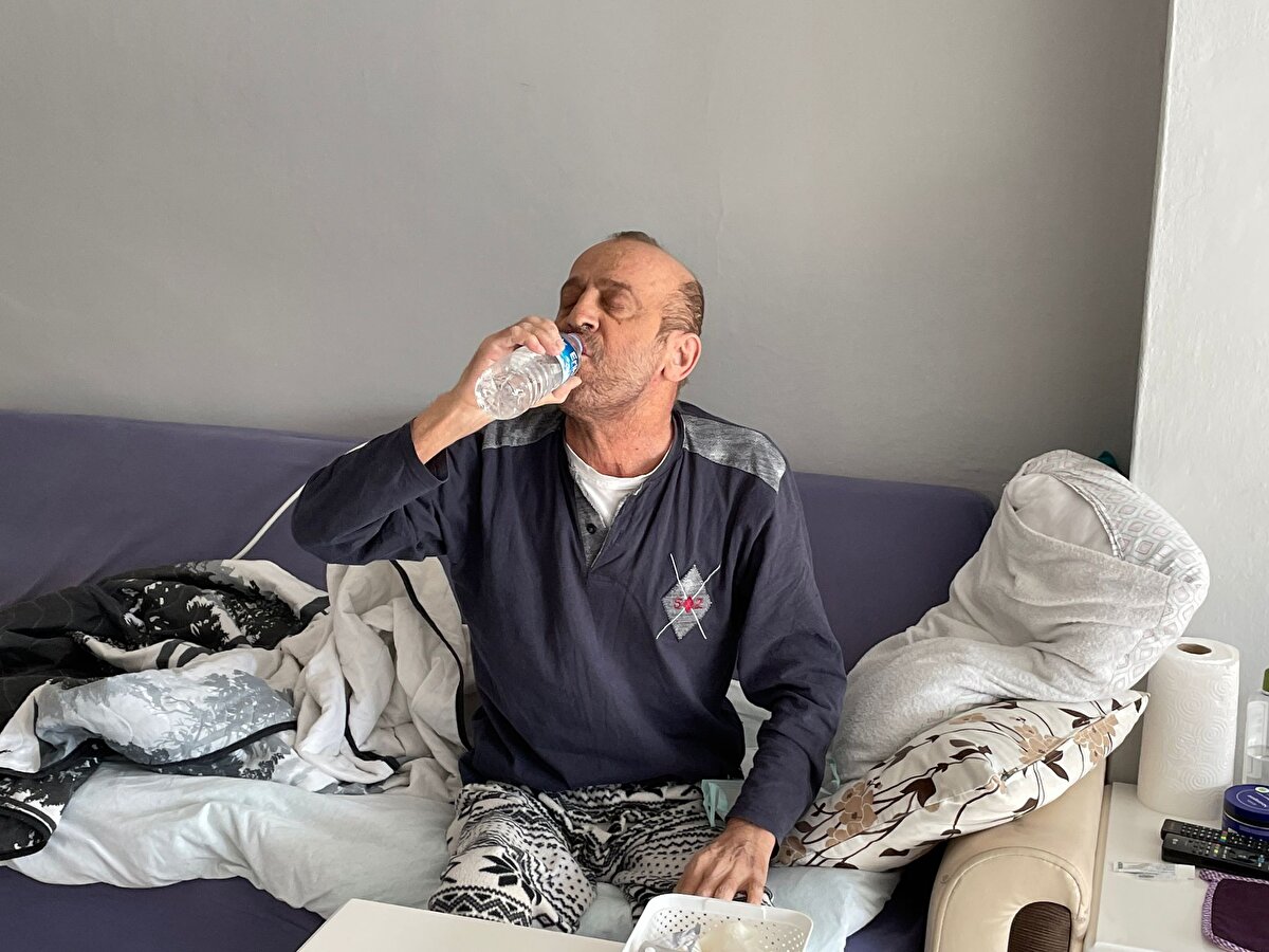 14 aydır hastanede ve evinde karantinada olduğunu söyleyen Kayasan, "Psikolojik olarak bitmiş durumdayım. Lösemi olduğum için bağışıklık sistemimin çok zayıf olduğunu, bu nedenle pozitif çıktığımı aslında covid olmadığımı söylüyorlar. Yani covidim ama değilim” diye konuştu.<br><br>