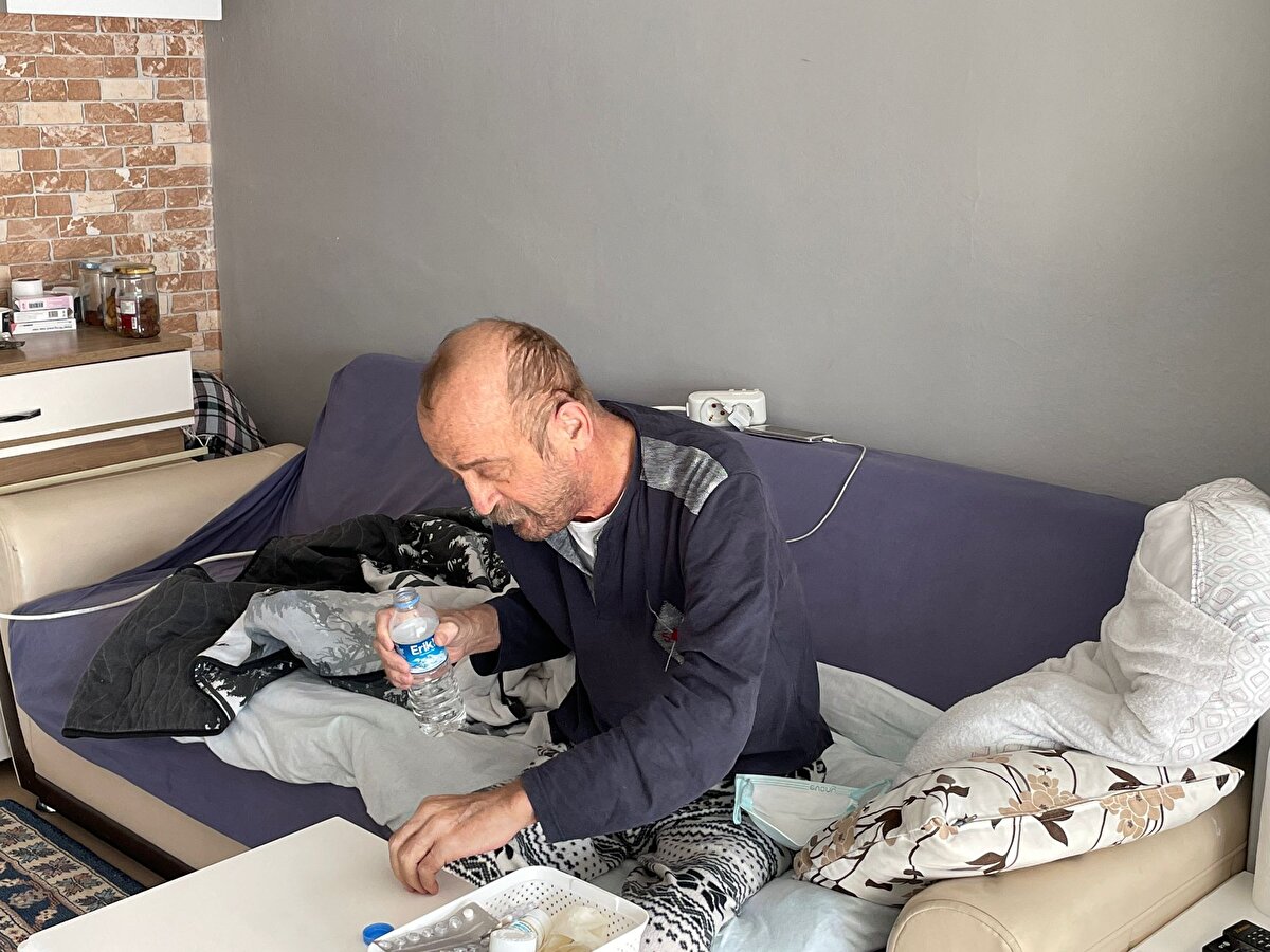 Kayasan'ın sağlık durumunu değerlendiren Bilim Kurulu Üyesi Prof. Dr. Serap Şimşek Yavuz, bağışıklığı baskılanan hastalarda uzamış covid pozitifliklerin görülebileceğini söyledi.<br><br>Prof. Dr. Yavuz, 14 aylık pozitiflik durumunun literatürde çok nadir rastlanan bir durum olduğunu belirterek, "Asıl sorun, hastanın altta yatan bağışıklığını baskılayan durumunun olması. Bağışıklığı baskılayan ilaçlar kullandığı için bu grup hastalarda uzamış PCR pozitifliği olabiliyor. Bu tarz hastalarda virüsün sürekli vücutta kalması, bunda sürekli başarılı olabilmesi, vücudun oluşturduğu belli antikorlardan kaçabilme özelliği kazanabiliyor. Çünkü bunlar özel konak" dedi.<br>Dünya literatüründe böyle çok vaka olmadığını söyleyen Kayasan, "Bu hastamızda daha uzun bir zaman söz konusu. Dünya literatüründe böyle çok vaka yok. Bağışıklığın ne kadar baskılandığı ile ilgili. Vücudun antikor üretme kapasitesi yoksa, pozitiflik durumu gerçekten çok uzun sürebiliyor" diye konuştu.<br><br>Bu durumunun nedenlerinin henüz bilim dünyası tarafından araştırıldığını vurgulayan Prof. Dr. Yavuz, yanıtın henüz çok net olmadığını ancak çeşitli teroiler üzerinde durulduğunu söyledi.<br><br>Uzamış covid pozitifliklerinde bulaştırıcılığın büyük oranda beklenmediğini söyleyen Yavuz, yinede bazı riskli durumlar için önlemler alınmasının tercih edildiğini söyledi.<br><br>