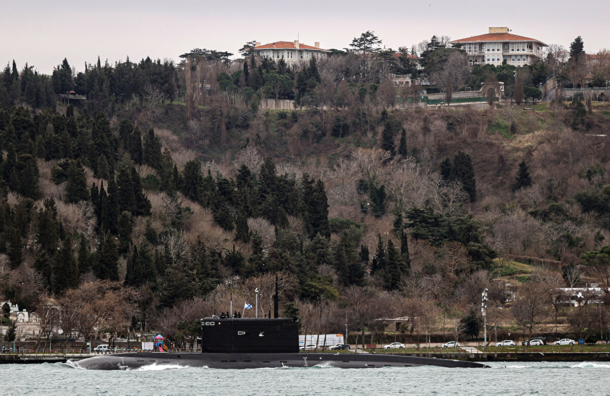 Karadeniz'e doğru yol alan denizaltının güvertesinden bazı askeri personel dışarıyı seyrederken, denizaltının boğazdan geçişi sırasında Sahil Güvenlik Komutanlığı unsurları da refakat etti.<br>