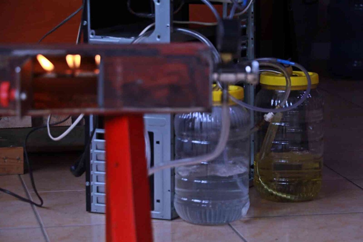 Bu değerlendirmeyi Alanya hava şartları için yapıyorum. Soğuk yerler için tabii ki tüketim artabilir. Mekanik-mekatronik üzerine bir eğitim aldım. Bunun gibi elimdeki malzemeleri değerlendirmek için birçok projem vardır. Çayımızı üzerine koyduğumuzda en azından soğumadan çayımızı içebiliyoruz. İnsanlara faydalı olabilsin istiyorum" dedi.