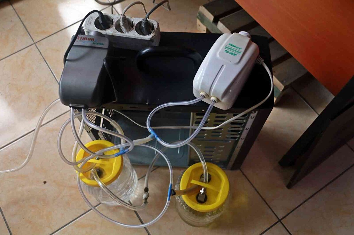 Sistem çalıştırıldığında iş yerinin ısısını 2 derece arttırdığını belirten Çiftçi, “1,5 litre benzinin içerisine 8 voltluk iki tane akvaryumda kullanılan hava motoruyla hava veriyoruz. Benzinin içerisindeki gazı tekrar suyun içine verip orada ayrıştırıyoruz. Gazı, ısı derecesini ayarlayarak sobanın içerisine veriyoruz. Bu şekilde bir ısıtma sistemi elde ettik.