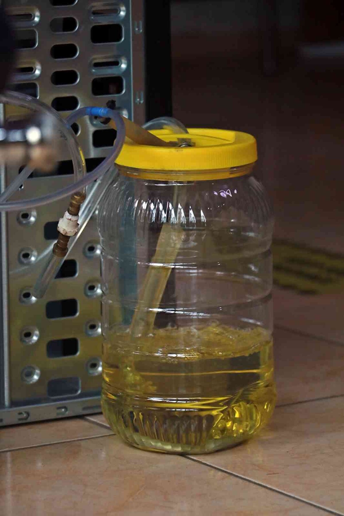 Soğuk bölgeler için tüketimin artabileceğine değinen Çiftçi, “Bu, iki veya üç parça ile geliştirilebilir. Elektrik tüketimi bir panelle sıfıra düşürülebilir. Önemli olan sadece panelle gazı depolamak. Onu depoladıktan sonra gerekli olan sadece kullandığımız benzin olacak. 2 litre benzinle 4 gün boyunca bir oda sıcaklığı sağlanabilir.