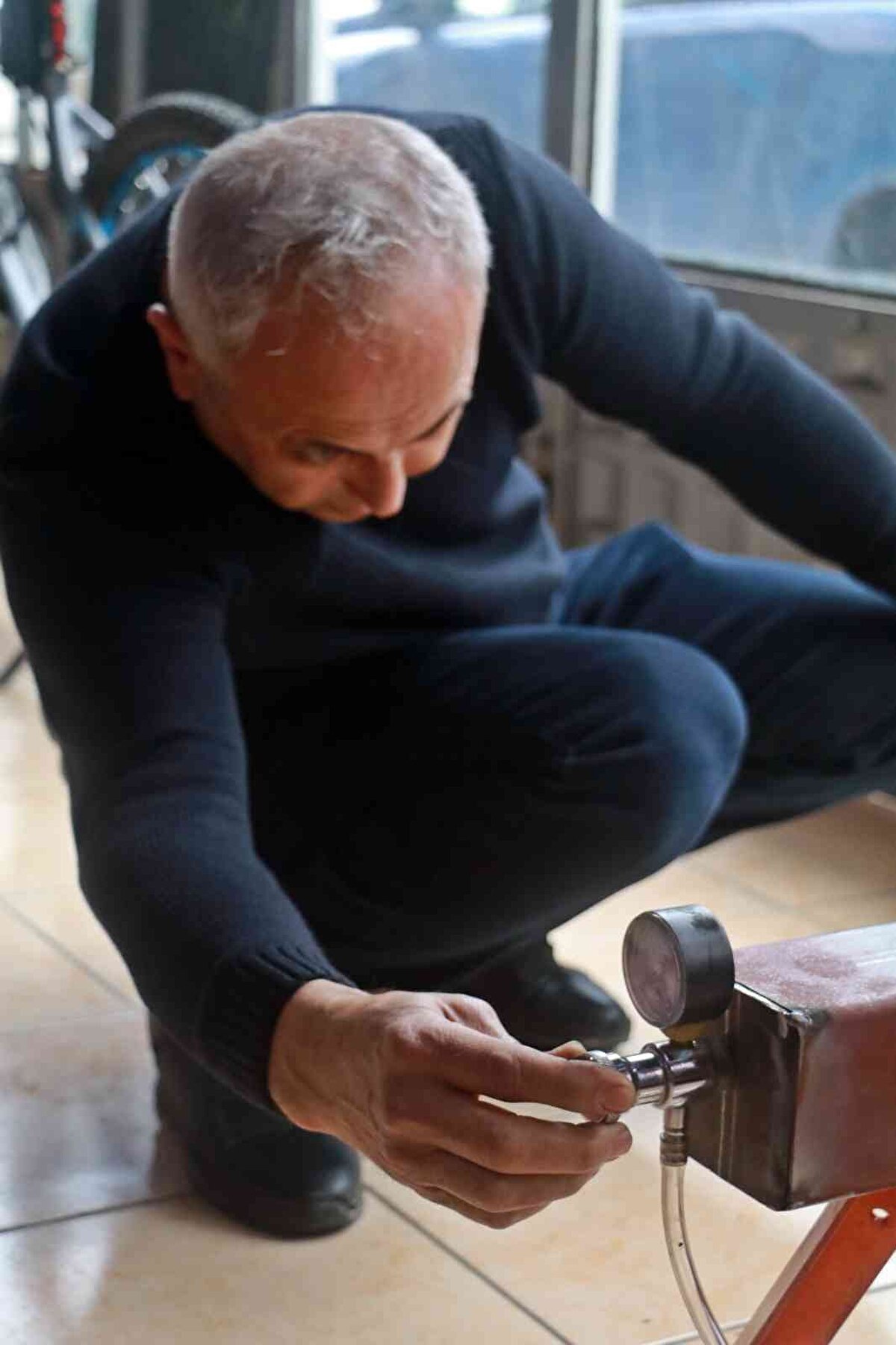 Alanya'da 16 yıldır esnaflık yapan Özgür Çiftçi, artan elektrik faturalarının ardından tasarruf etme amacıyla bir soba geliştirdi. Çiftçi, geliştirdiği soba ile iş yerini 1,5 litre benzin ve 8 voltluk akvaryum hava motoruyla ısıtarak artan elektrik faturasını minimuma indirmeyi hedefliyor.