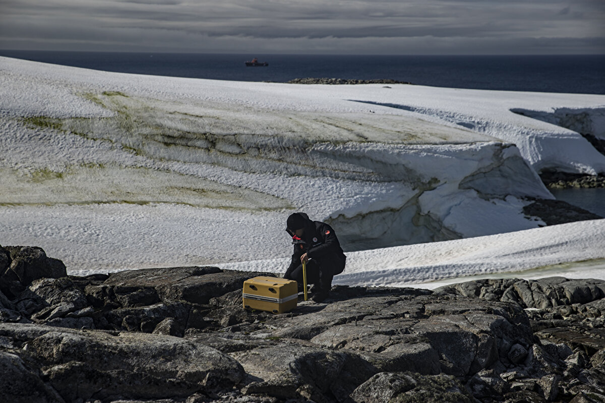 Hasan Hakan Yavaşoğlu, 21 günlük uzun bir yolcuğun ardından Horseshoe Adası'na vardıklarını belirterek, şunları kaydetti: "Bu yıl 6. Ulusal Antarktika Bilim Seferi'ni icra ediyoruz. Sefer, Kovid-19 süreci içerisinde yapılmak durumundaydı. Bu durumdan dolayı Şili'nin Puerto Williams kentinde 7 günlük bir karantinamız oldu. Daha sonra King George Adası'ndan gemiye intikal ve sonrasında da önce Dismal Adası, sonra da Horseshoe Adası'na ulaşmış bulunuyoruz. Ekibimiz, şu anda arazide istikşaf çalışmalarını tamamlıyor. Bugünden itibaren bilimsel çalışmalarımıza başlayacağız. Bu yıl seferimizin icrası içerisinde 14 tane bilimsel proje yapılacak. Ağırlıklı olarak canlı bilimleri, fiziki bilimler ve yer bilimleri konularında çalışmalar yapacak hocalarımızla beraberiz. Horseshoe Adası'nda hava şu an oldukça müsait. Herkesin çalışmak için motivasyonu tam ve hazır şekilde bunuyoruz." King George Adası'ndan hareket ettikten sonra Betanzos gemisinde başlayan deniz yolculuğunun ilk durağı, yaklaşık 80 deniz mili (150 kilometre) mesafede bulunan Bulgaristan'a ait St. Kliment Ohridski istasyonu olurken, Kovid-19 tedbirleri kapsamında Türk bilim insanları bu üsse ziyaret gerçekleştiremedi.<br>